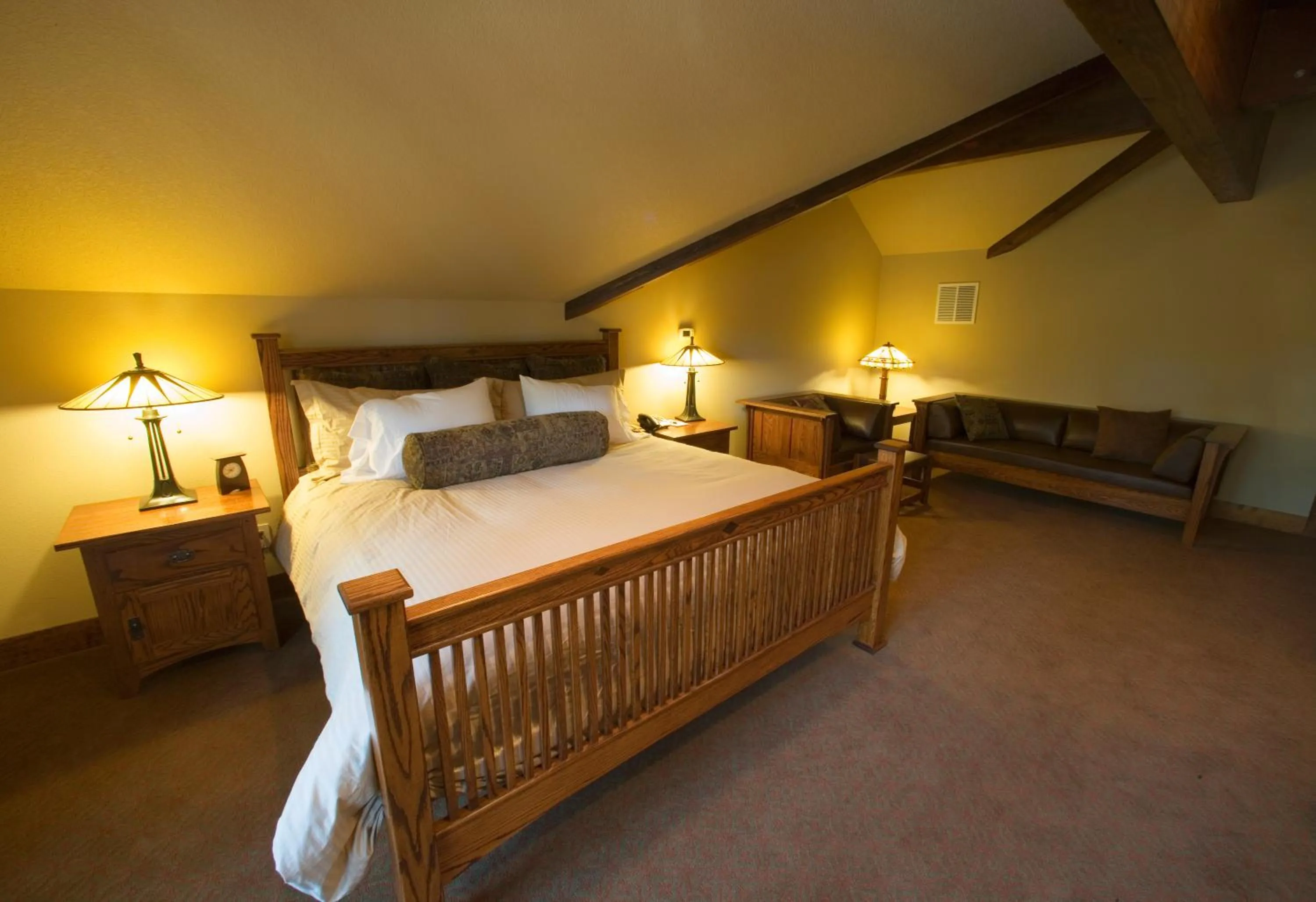 Photo of the whole room, Bed in FivePine Lodge