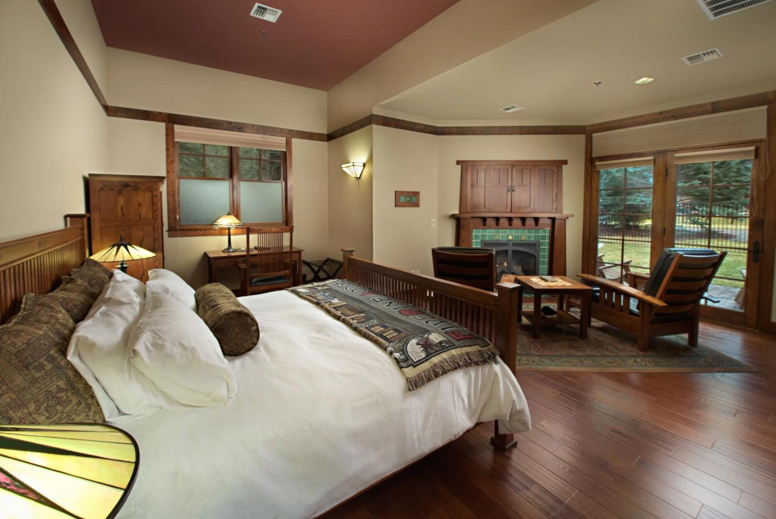 Photo of the whole room, Bed in FivePine Lodge