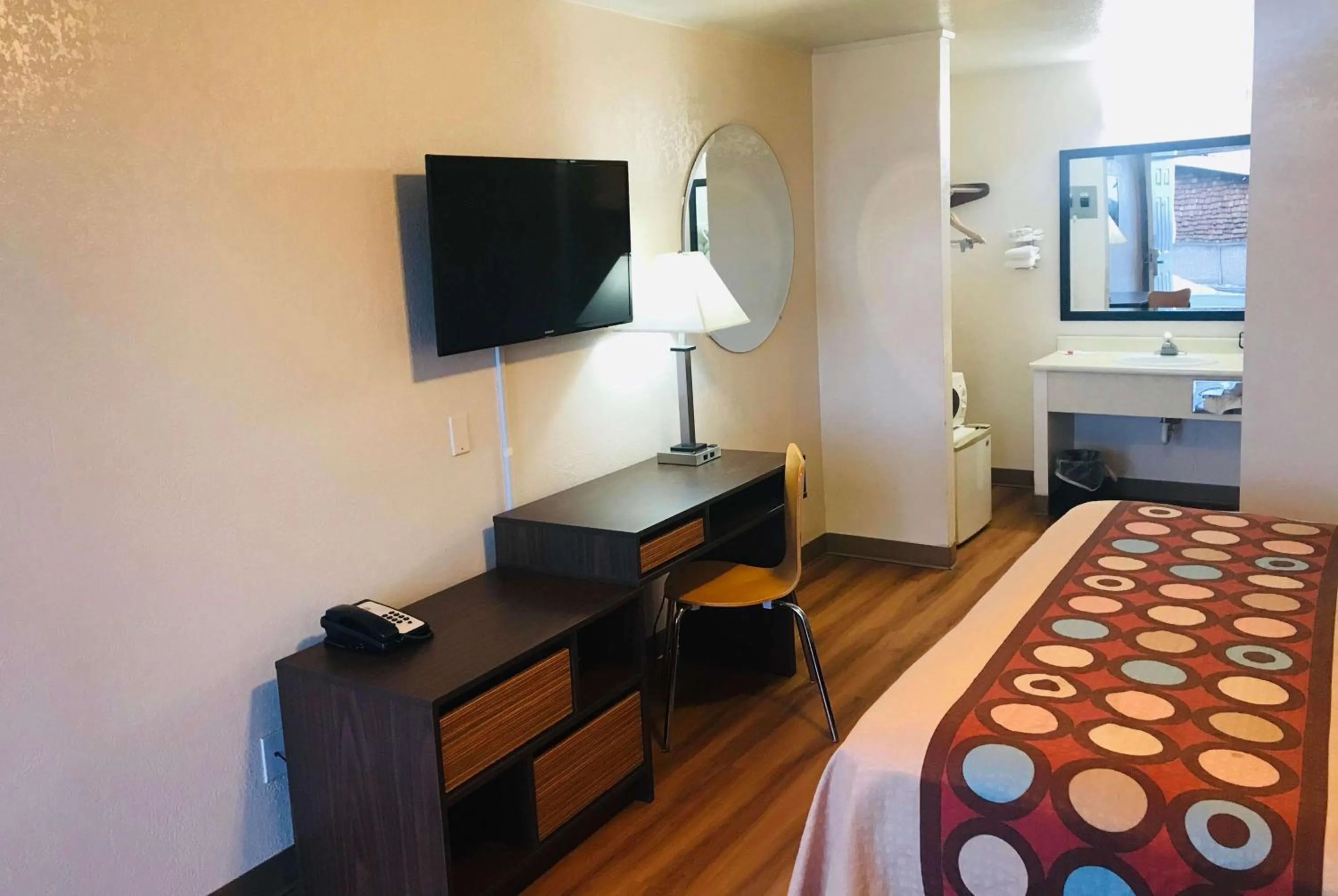 Photo of the whole room, Bed in Super 8 by Wyndham Evanston