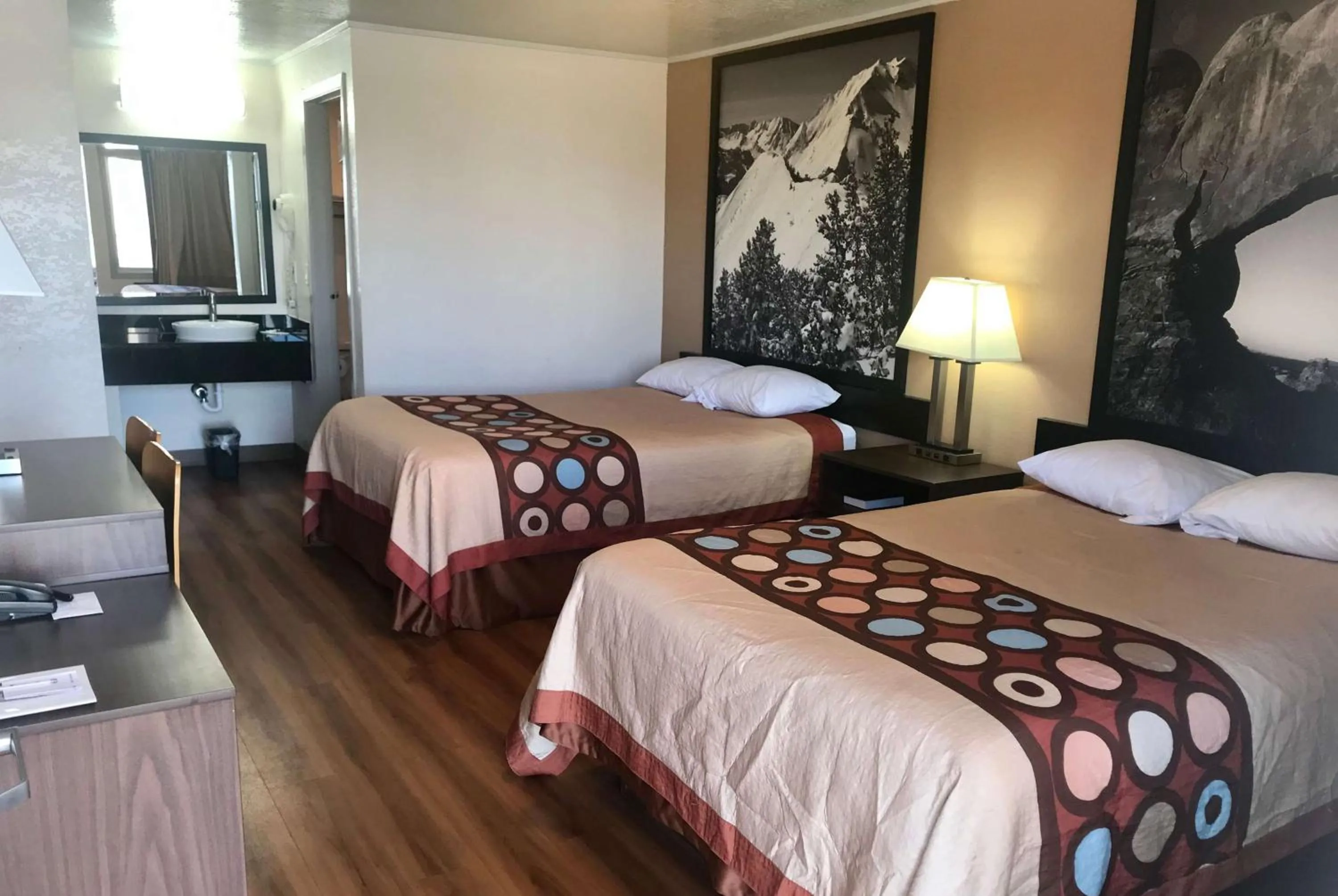 Photo of the whole room, Bed in Super 8 by Wyndham Evanston