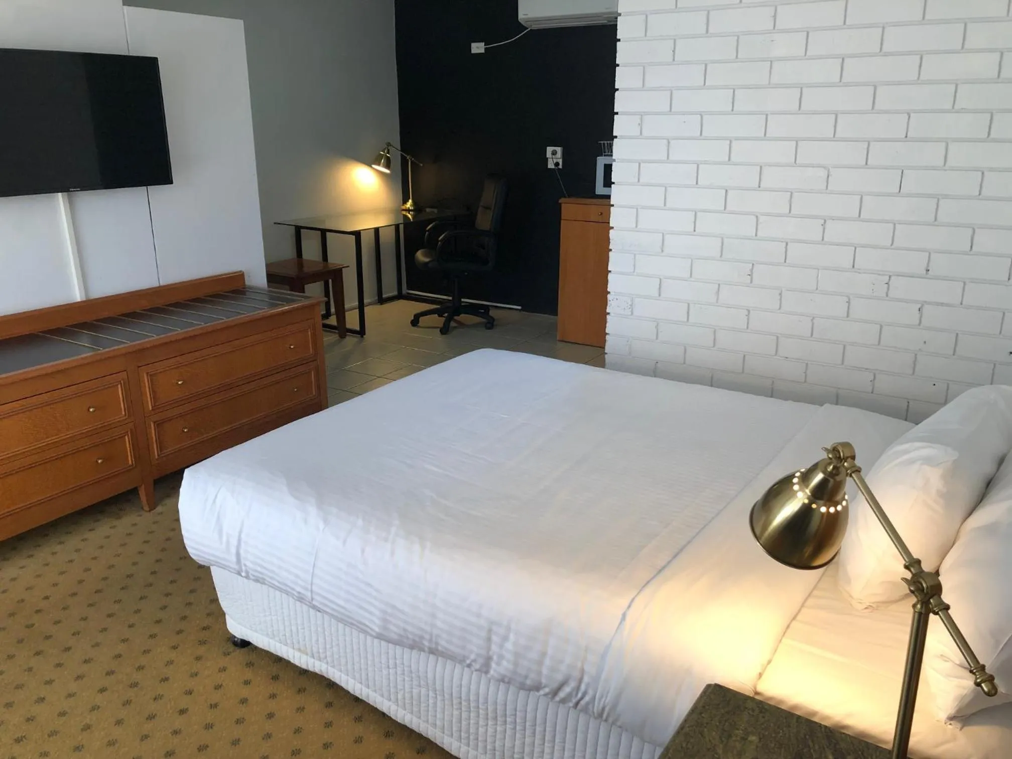 Photo of the whole room, Bed in Matador Motor Inn