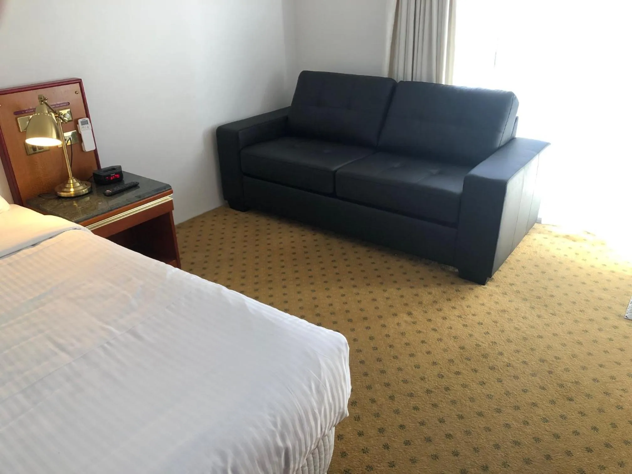 Seating area, Bed in Matador Motor Inn