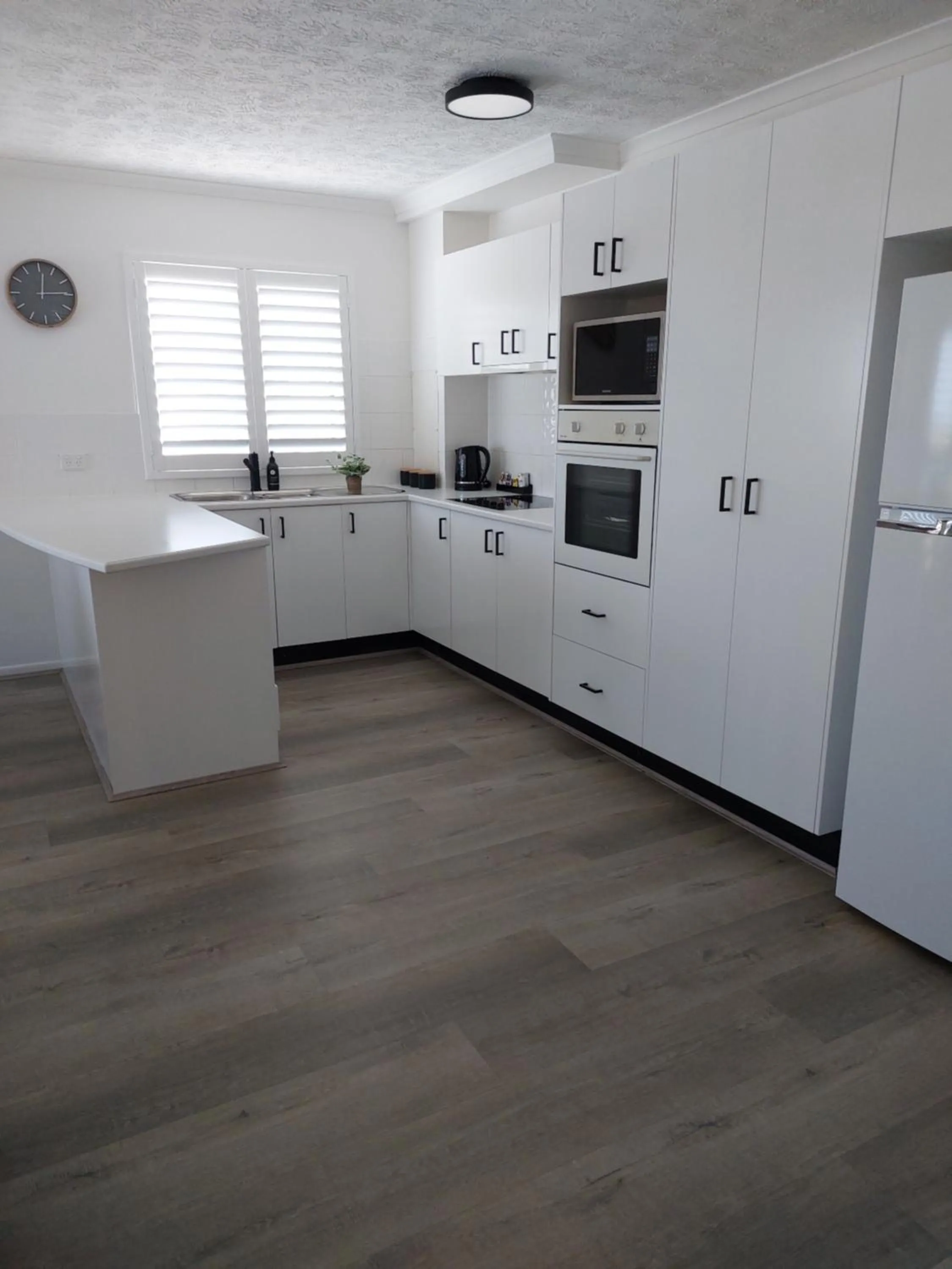 Kitchen or kitchenette in Sandy Shores Holiday Units