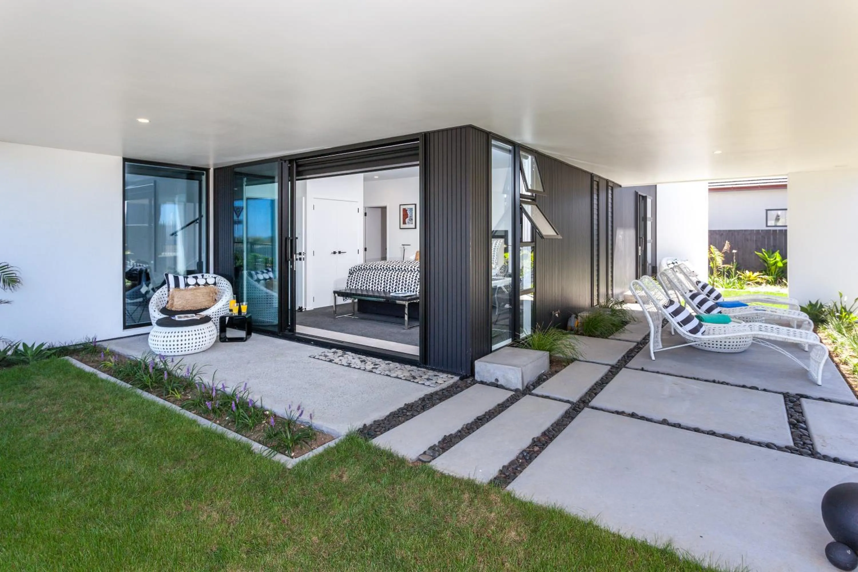 Seating area, Bed in Waters Edge B&B