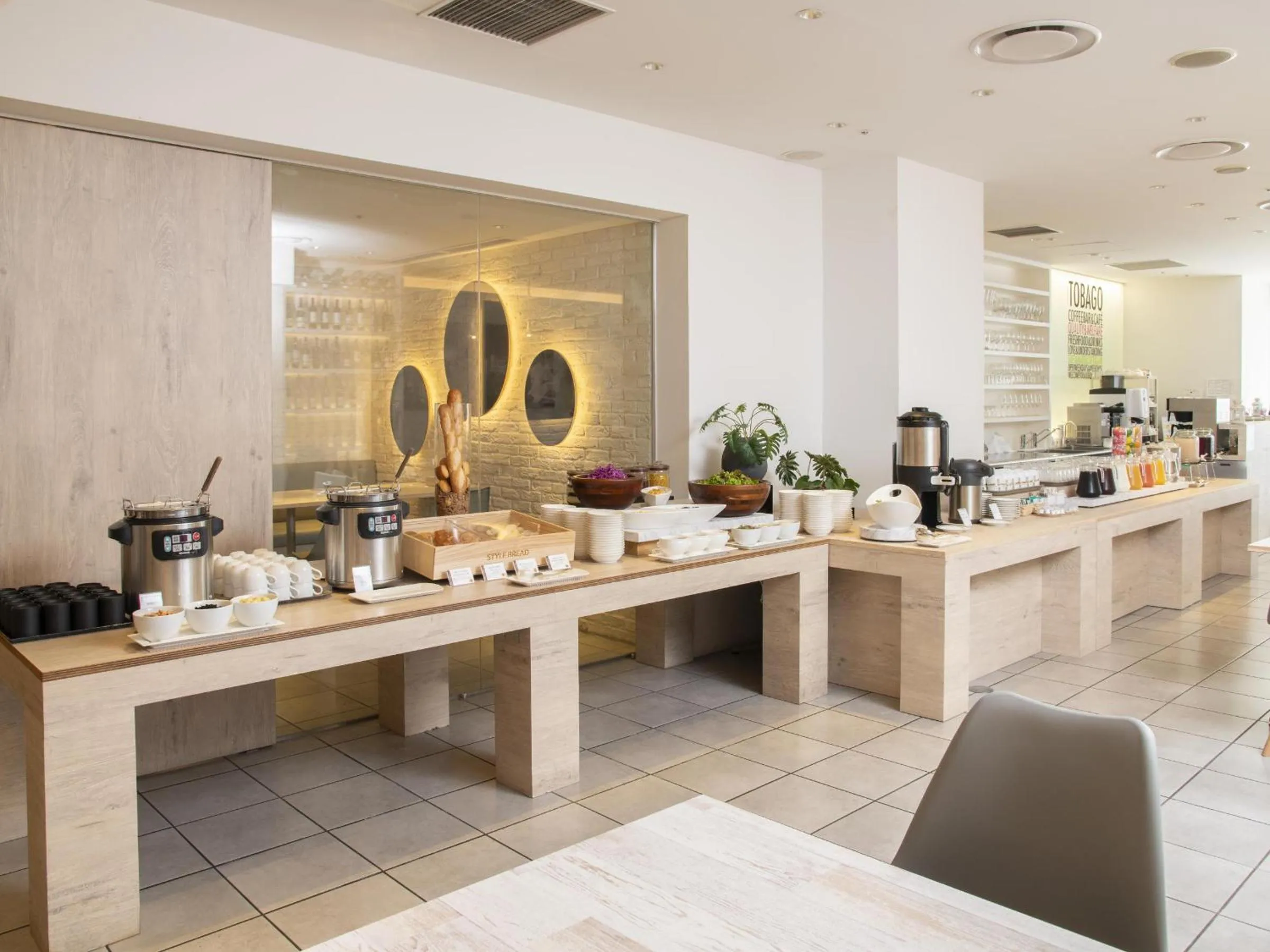 Restaurant/places to eat in Hotel Plumm