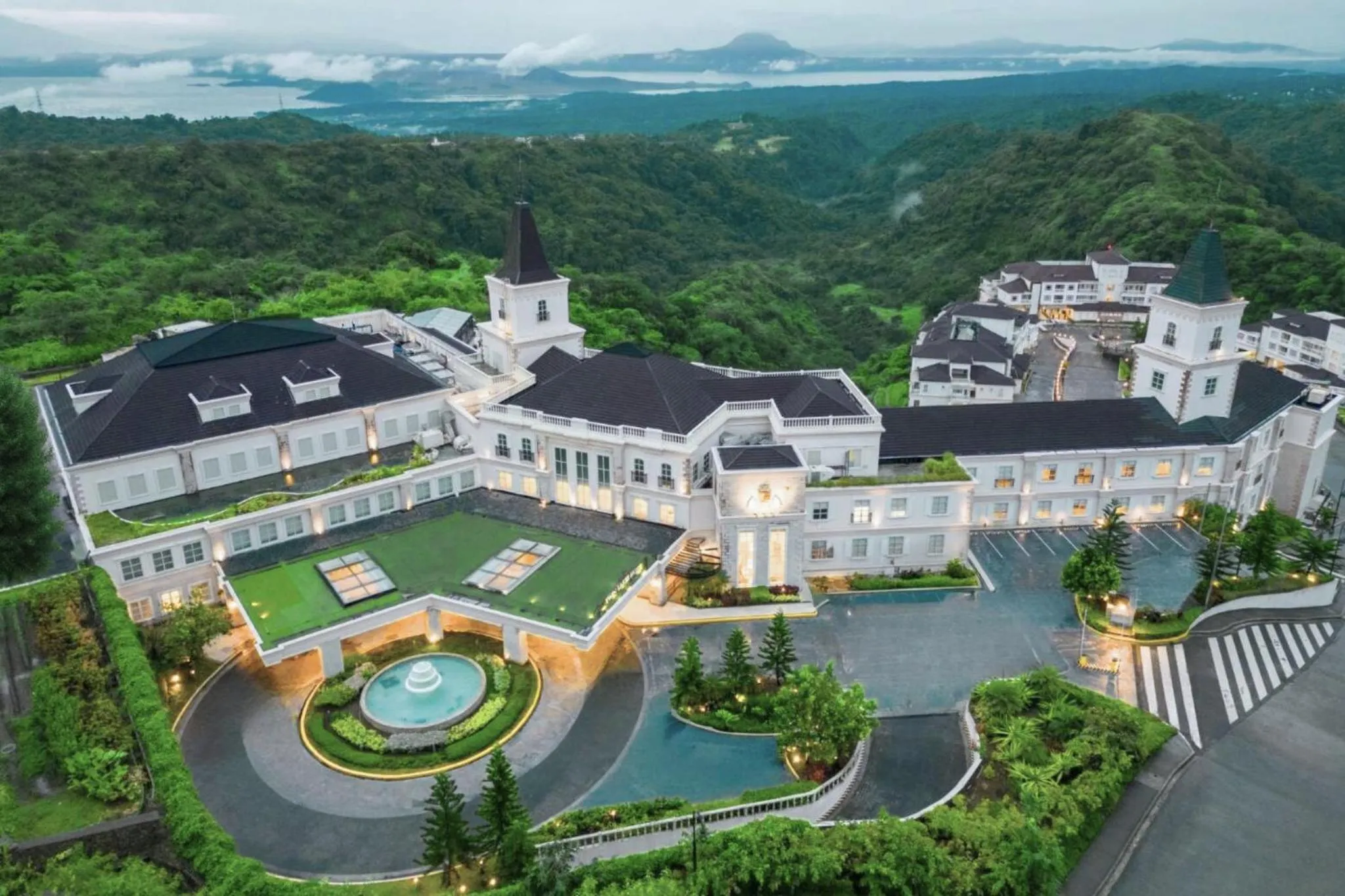 Facade/entrance in Twin Lakes Hotel near Tagaytay