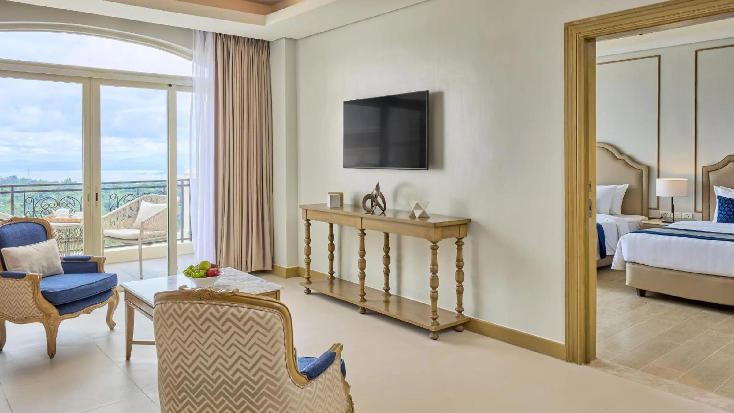 TV and multimedia, Bed in Twin Lakes Hotel near Tagaytay