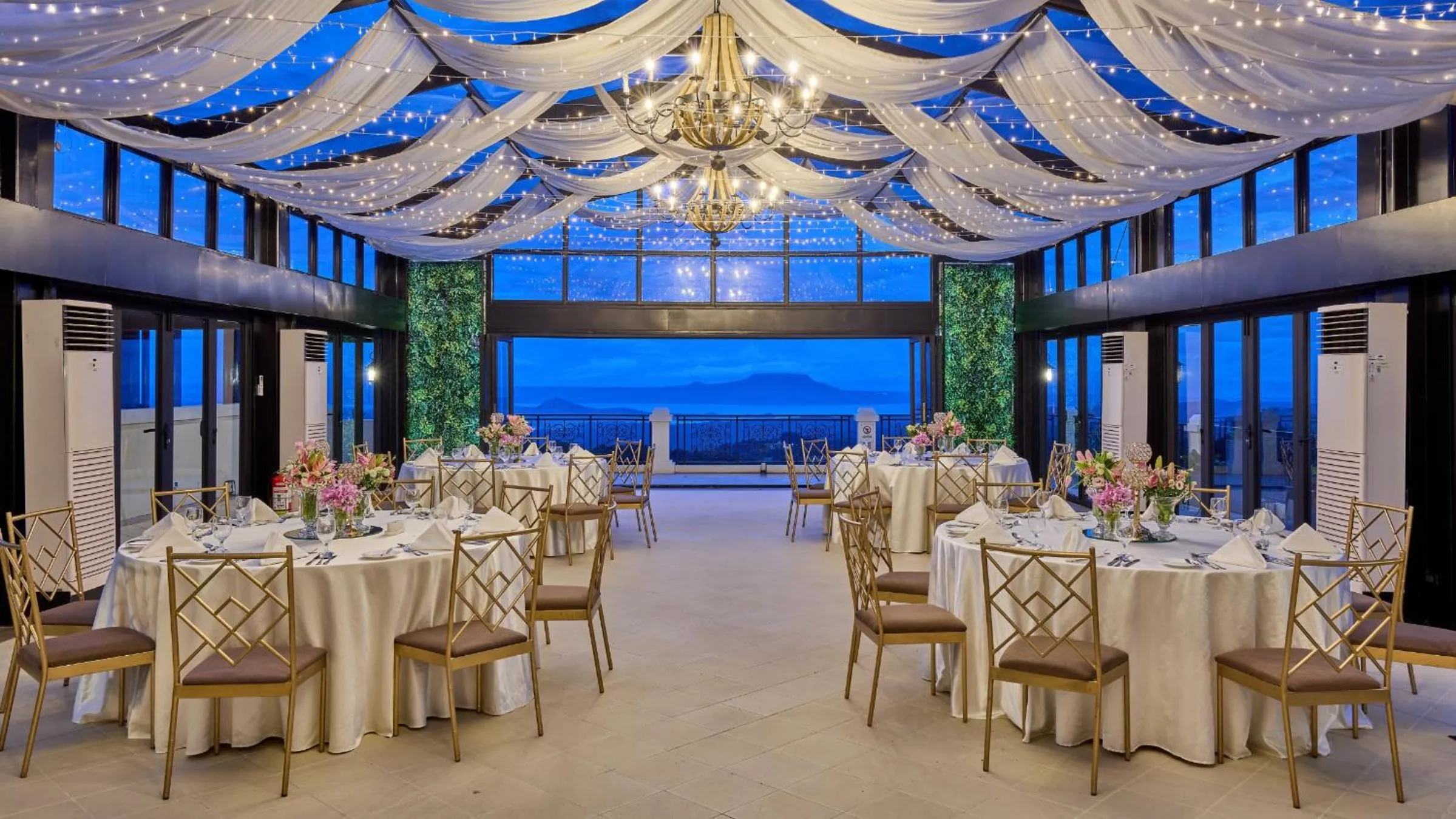 Restaurant/places to eat in Twin Lakes Hotel near Tagaytay