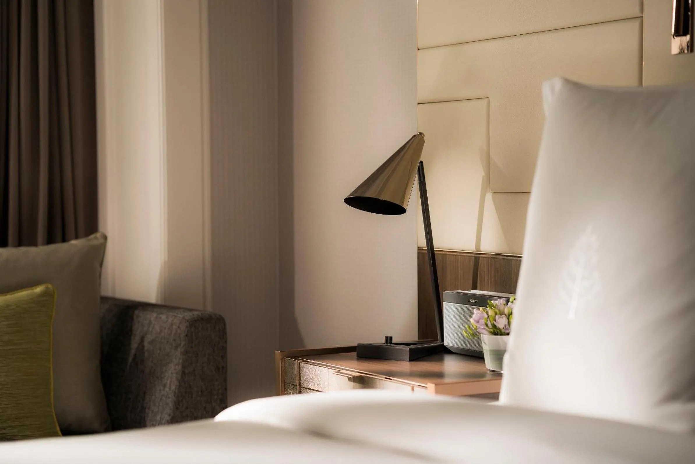 TV and multimedia, Bed in Four Seasons Hotel Singapore