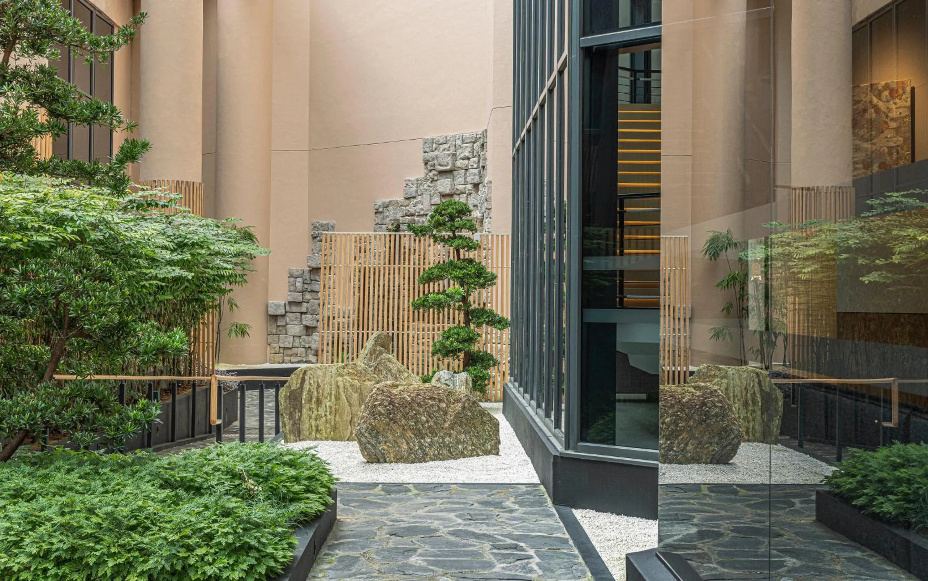 Restaurant/places to eat in Four Seasons Hotel Singapore