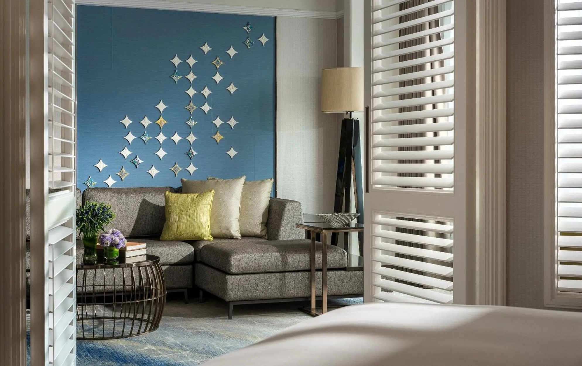 Living room, Bed in Four Seasons Hotel Singapore