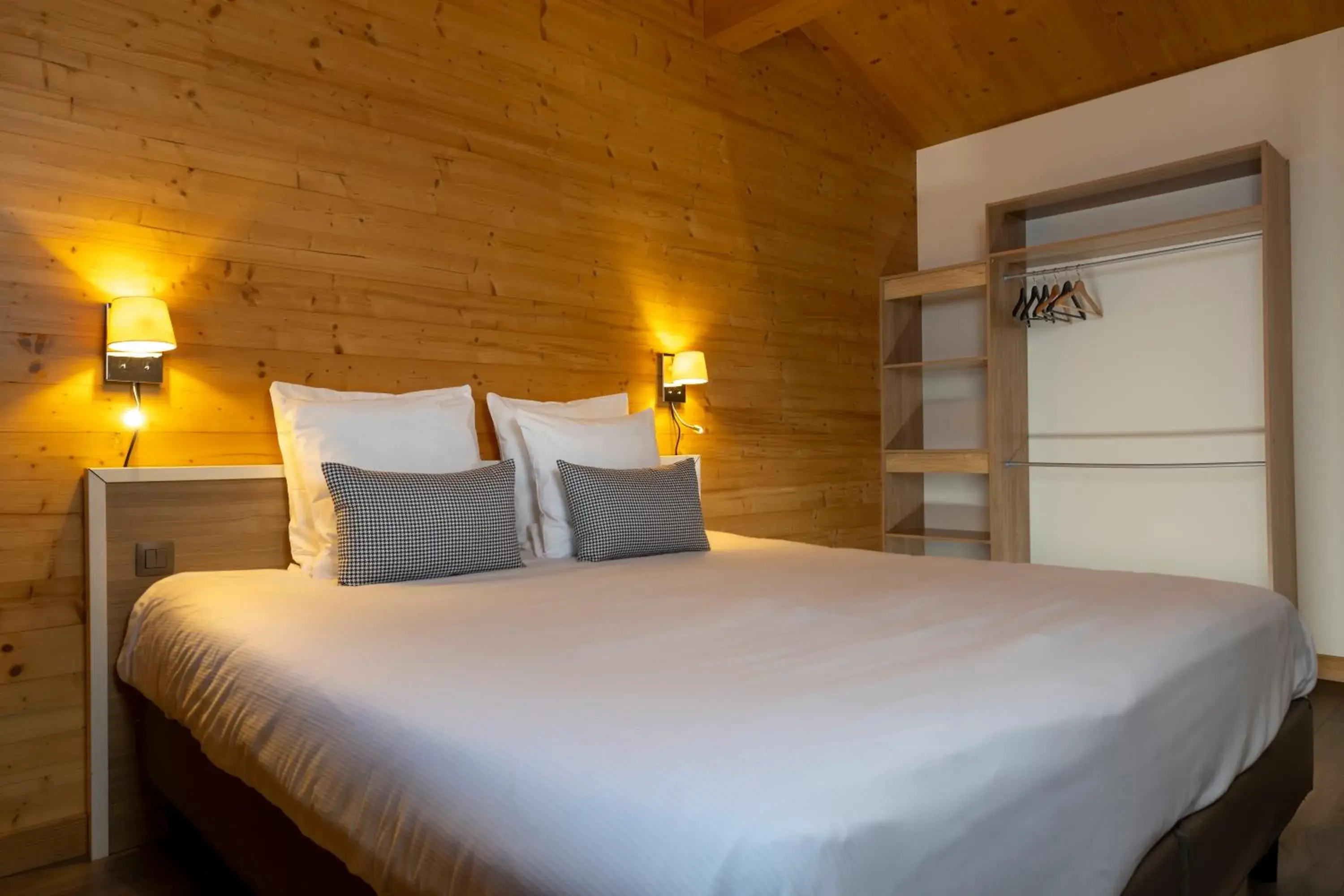 Three-Bedroom Apartment in Hôtel de L'Arve by HappyCulture Three-Bedroom Apartment in Hôtel de L'Arve by HappyCulture