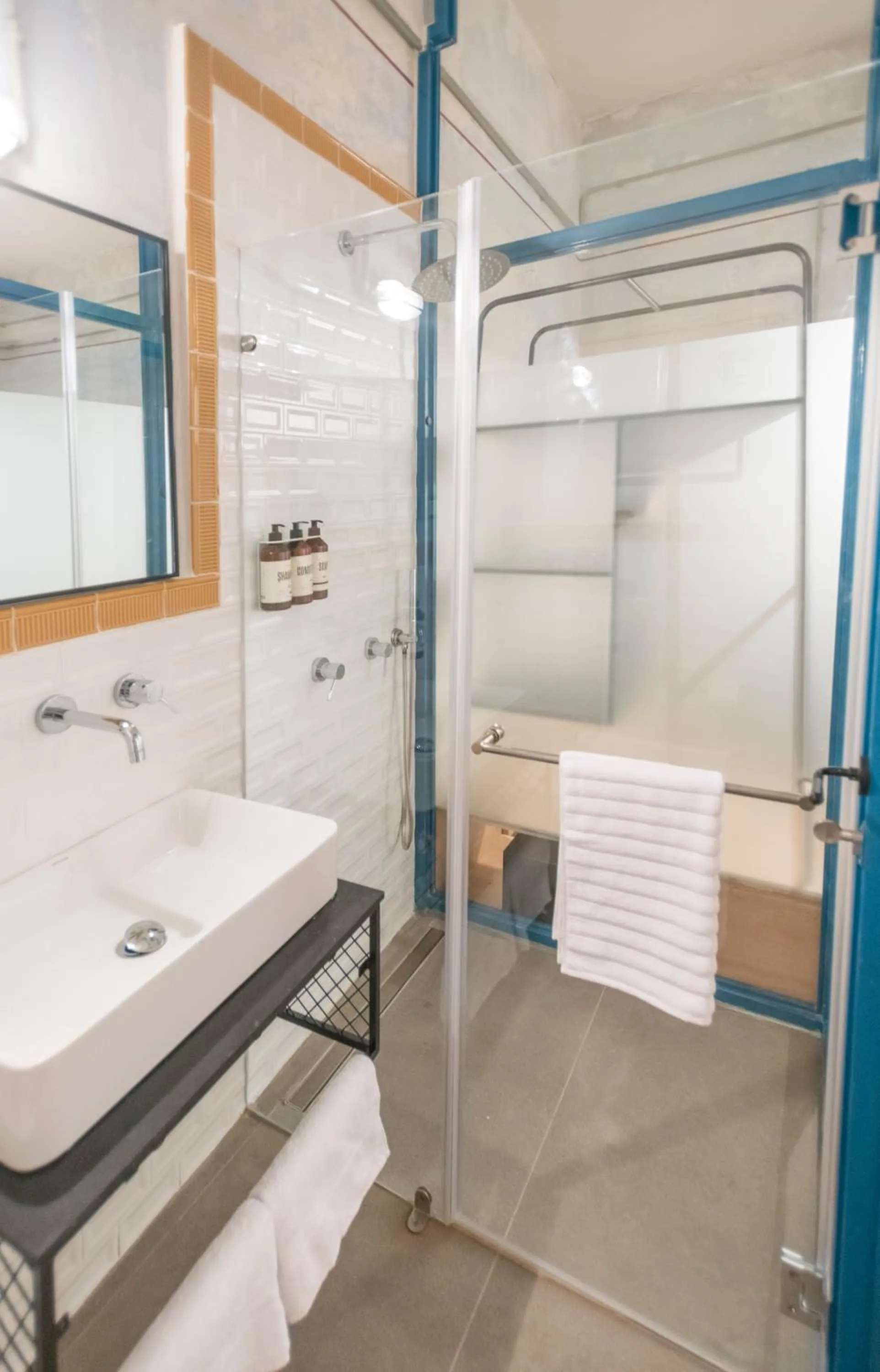 Bathroom in Jojo TLV