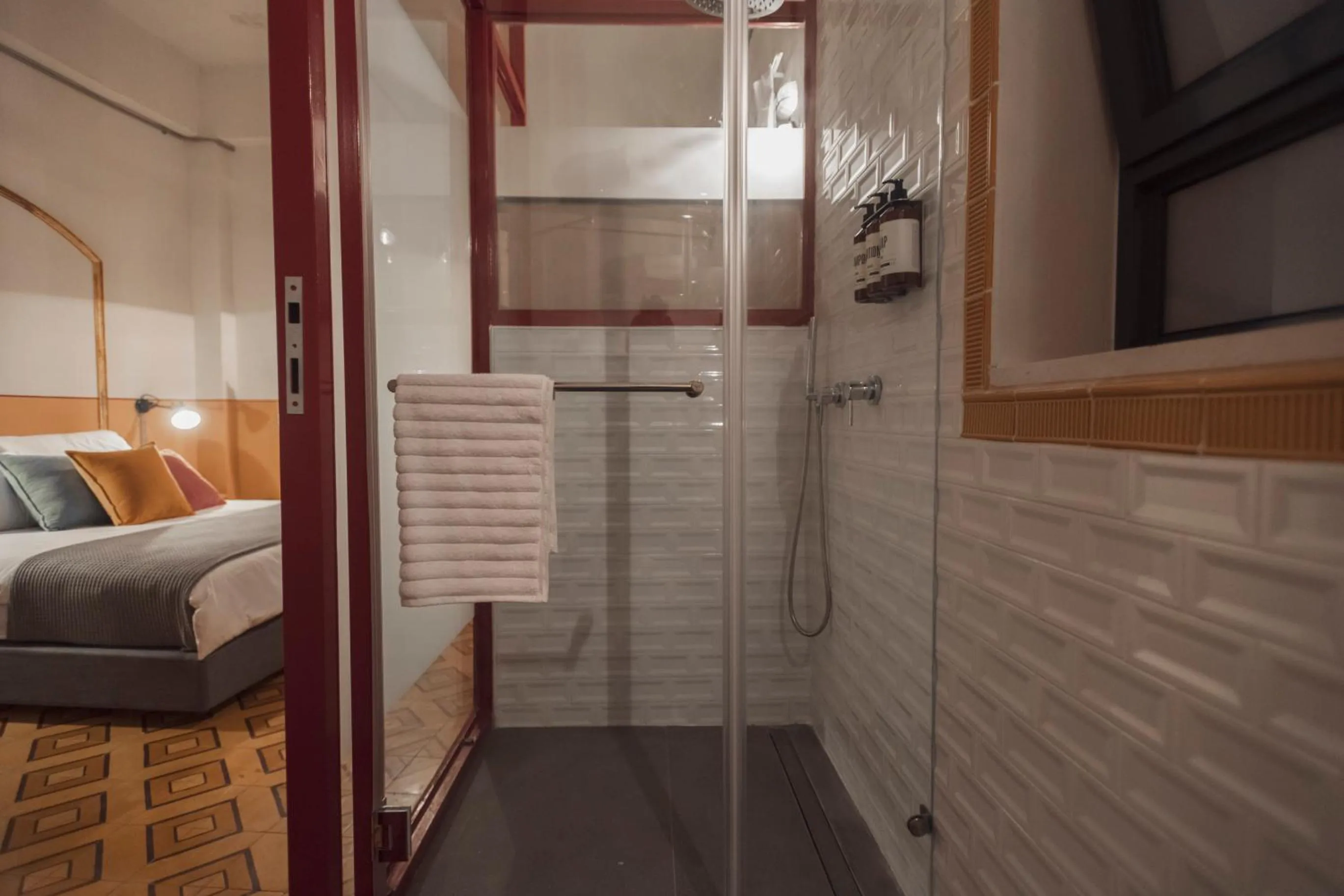 Bathroom, Bed in Jojo TLV