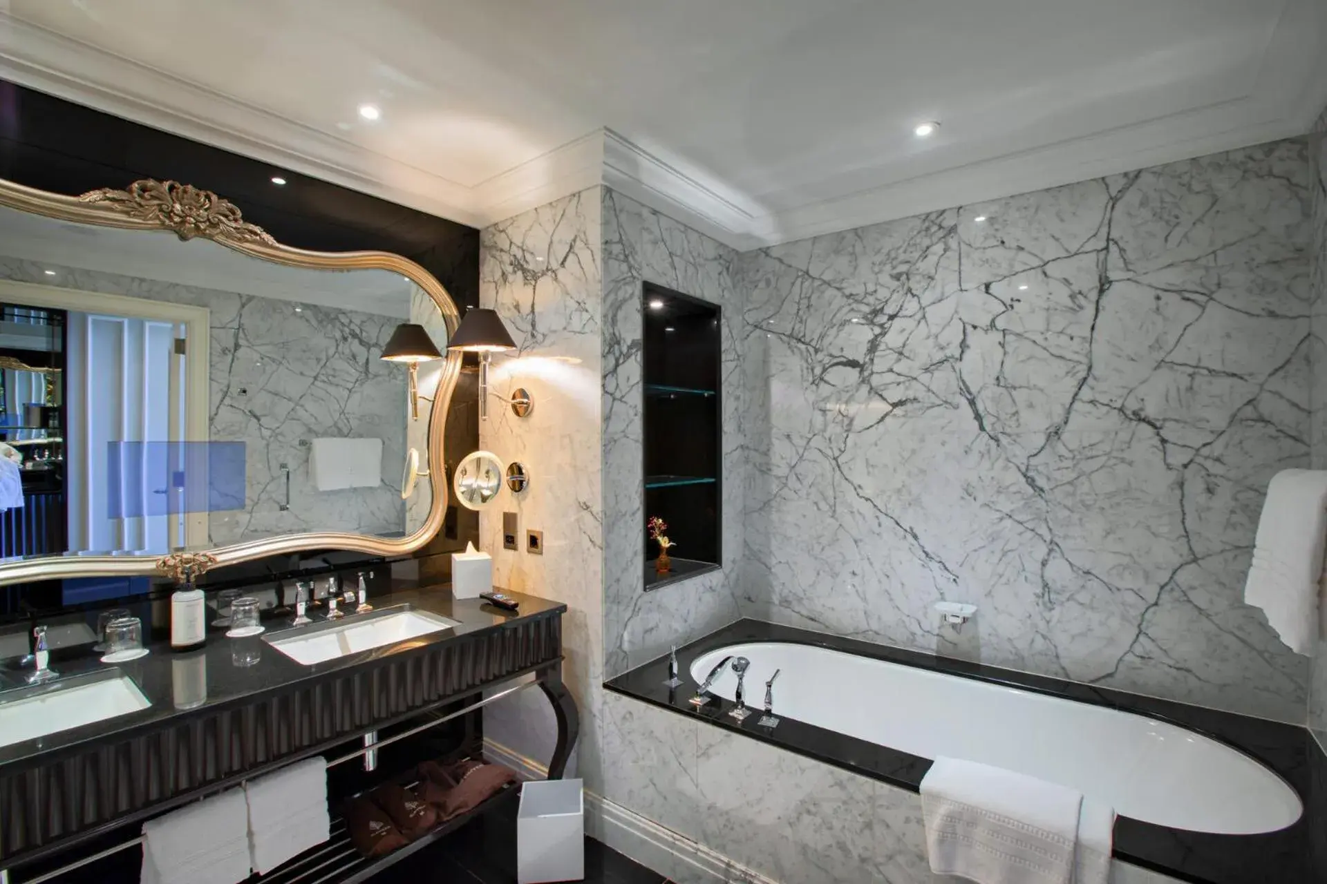 Deluxe Park View Room King in Four Seasons Hotel Baku Deluxe Park View Room King in Four Seasons Hotel Baku