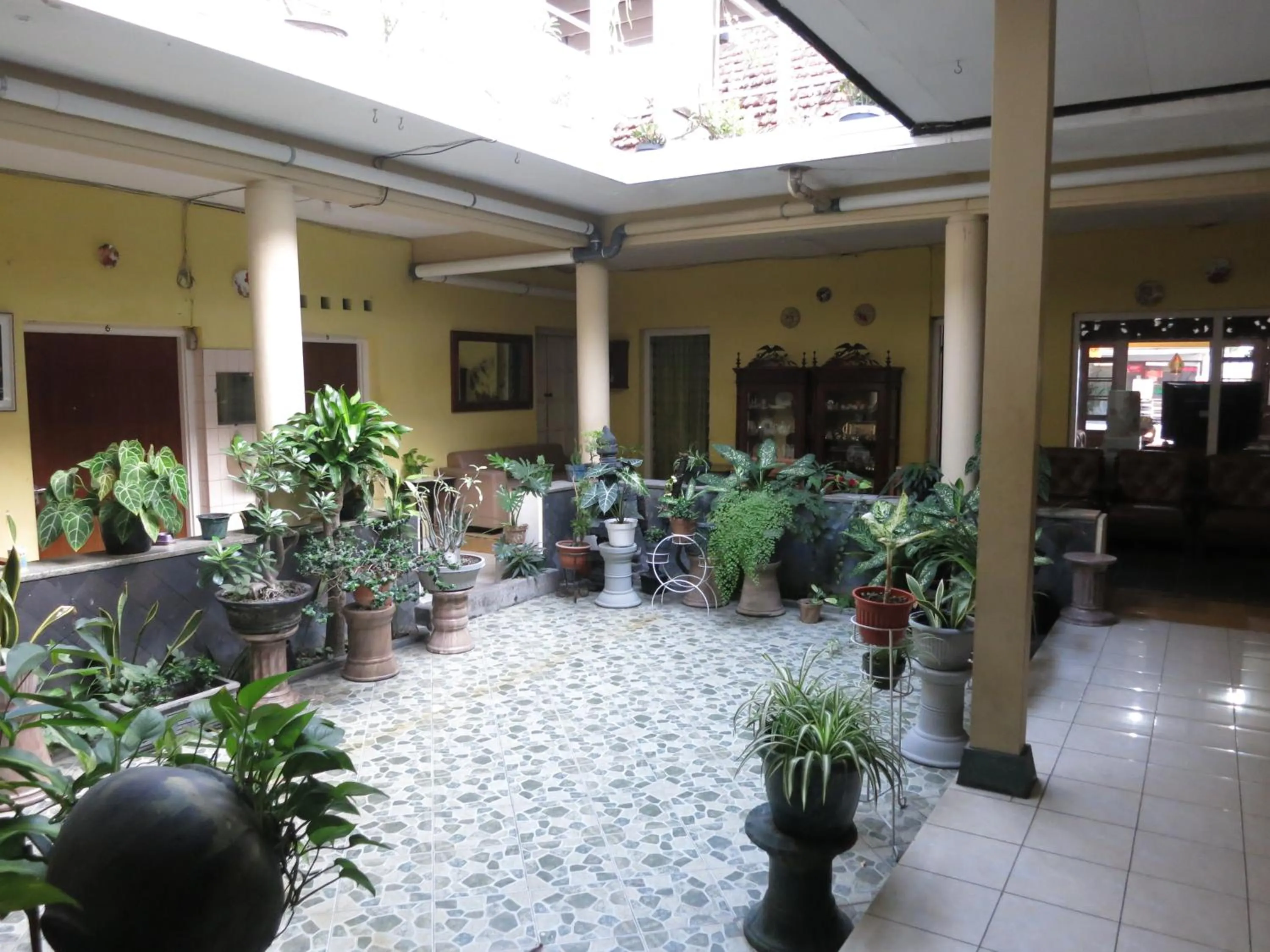 Garden view in Prayogo Lama Family GH Prawirotaman