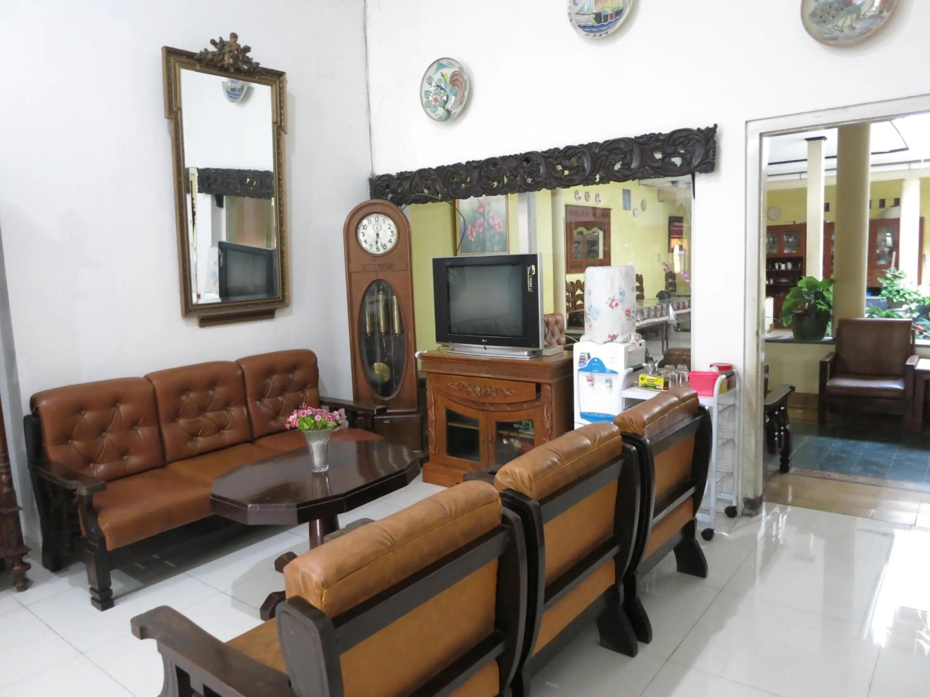 Communal lounge/ TV room in Prayogo Lama Family GH Prawirotaman