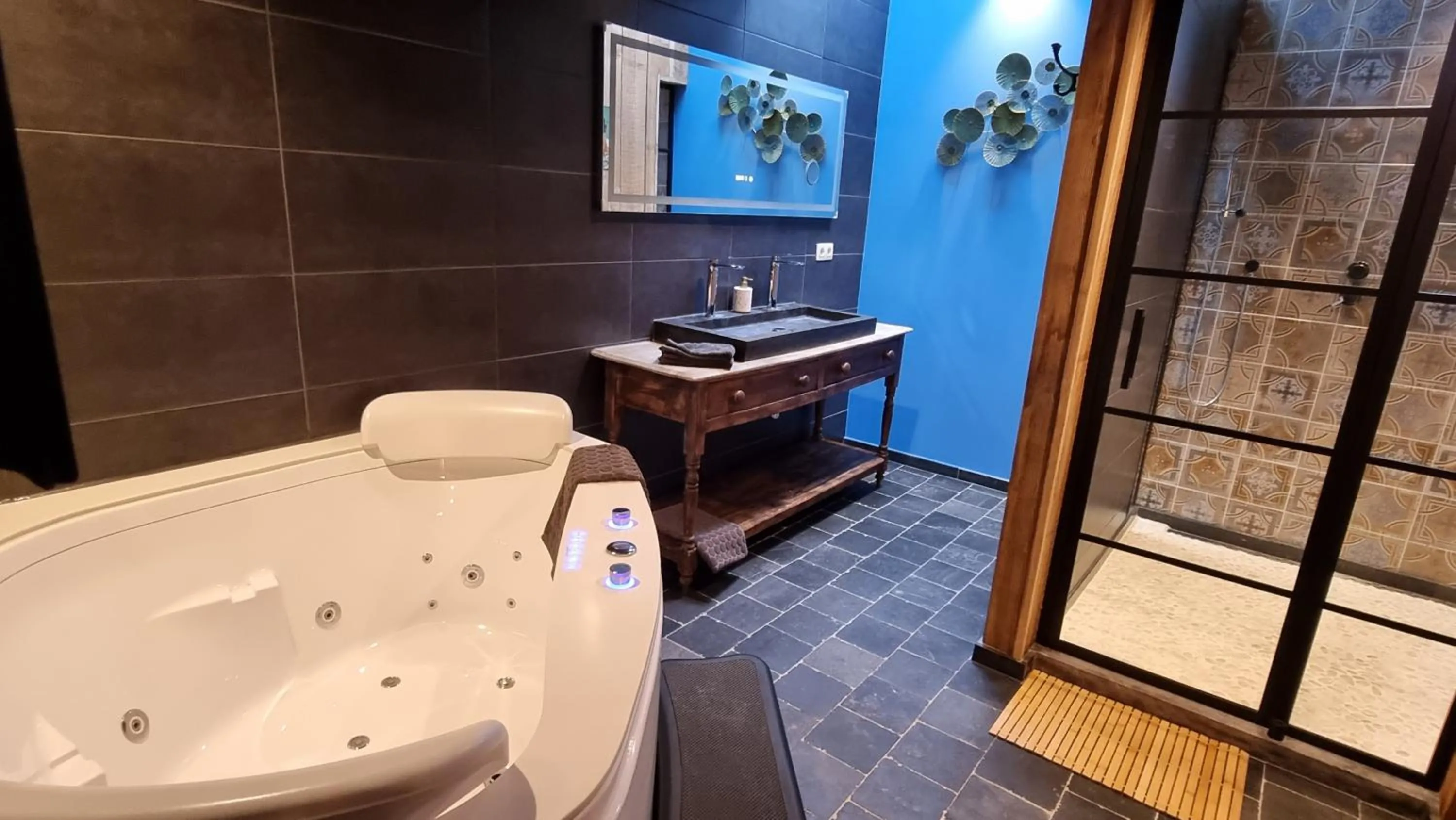 Bathroom in Een vleugje wellness in de Voerstreek - Bed & Brocante Onder de Poort