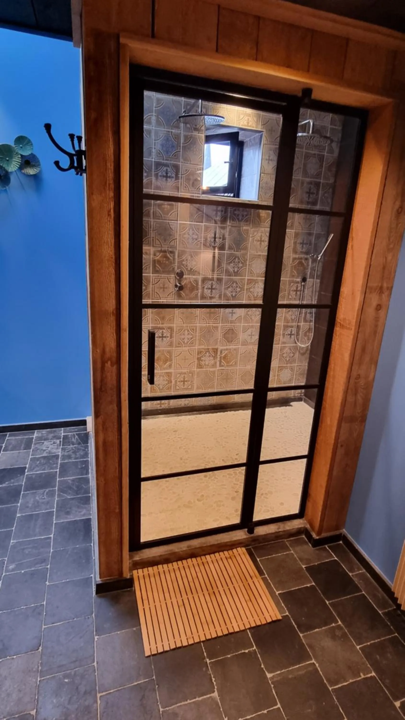 Shower in Een vleugje wellness in de Voerstreek - Bed & Brocante Onder de Poort