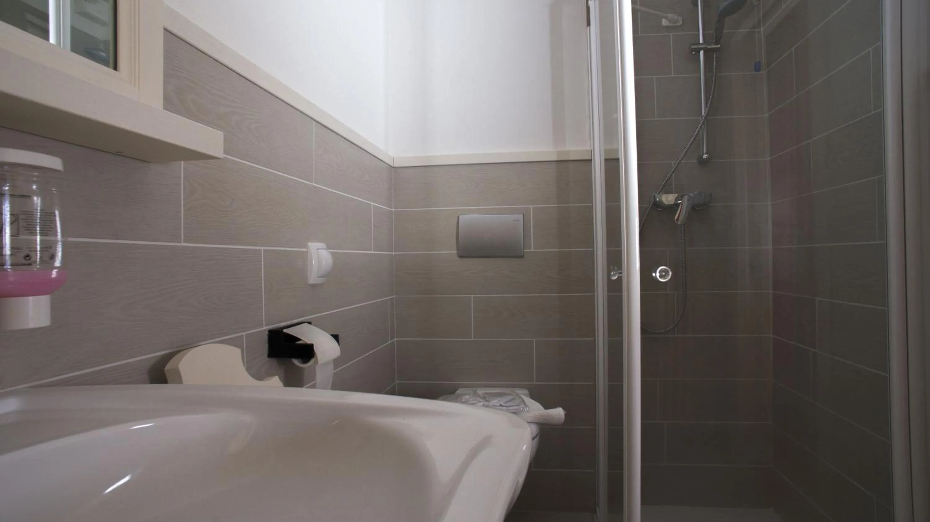 Shower in Hotel B&B Francolini