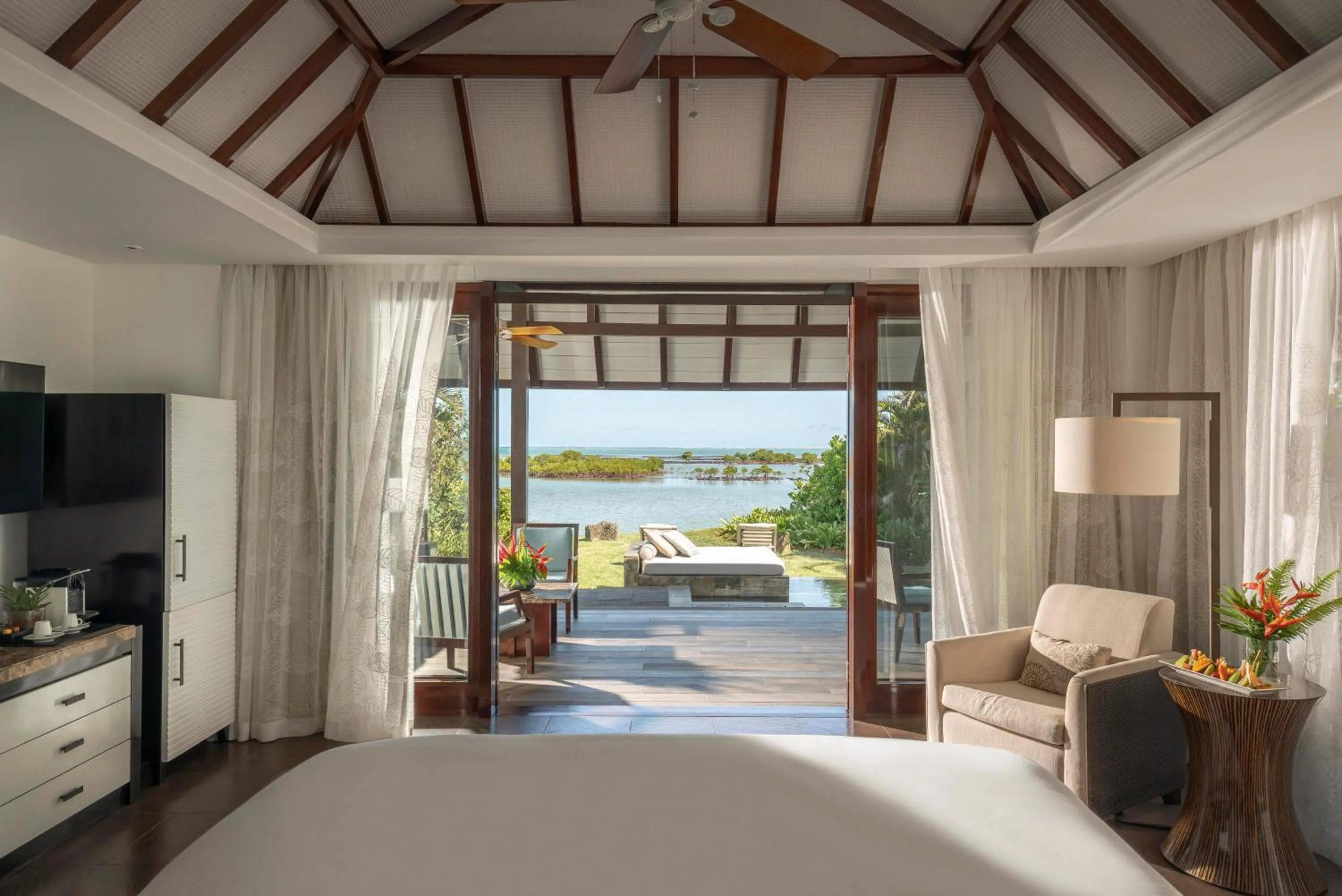 Seating area, Bed in Four Seasons Resort Mauritius at Anahita