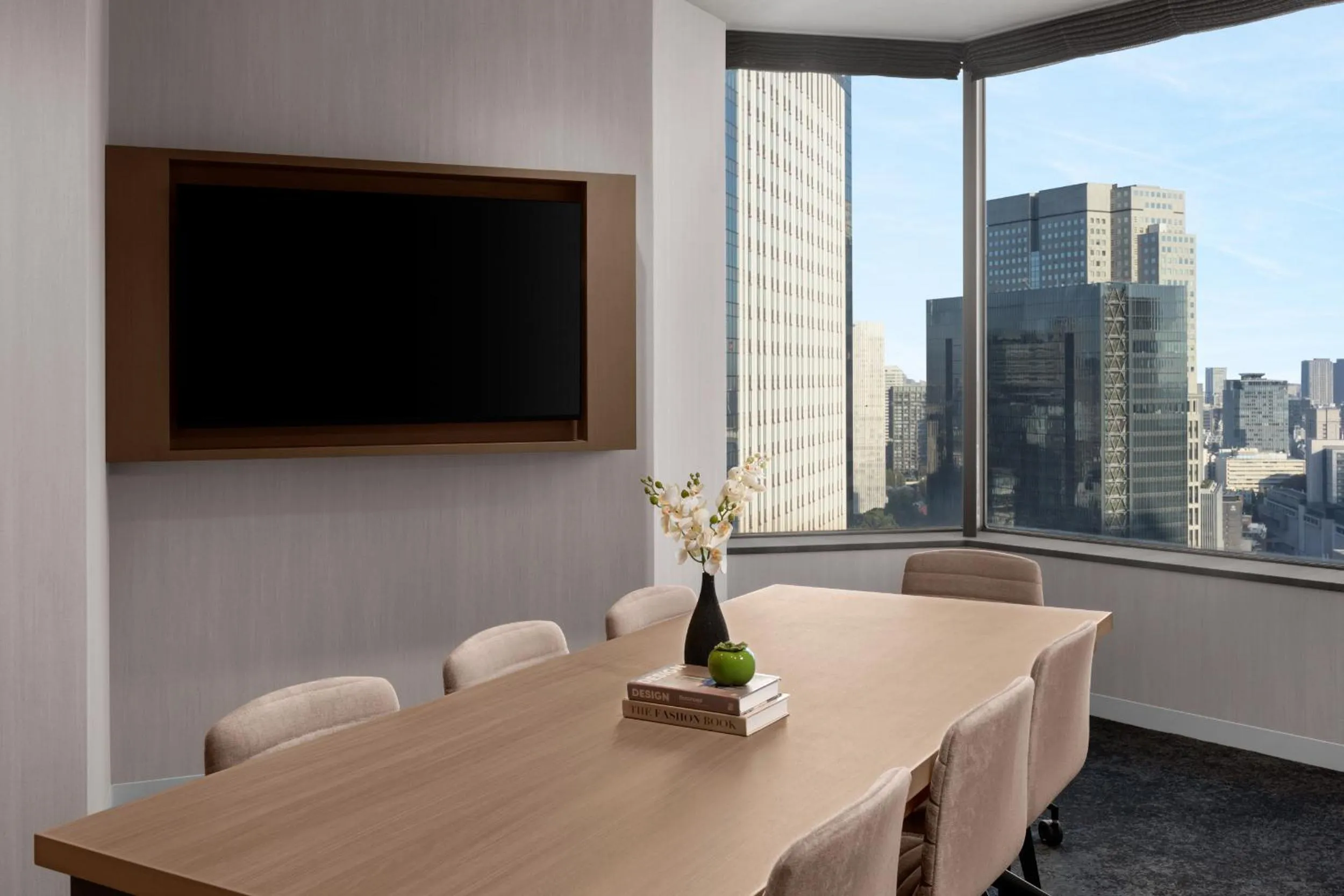 Lounge or bar in ANA InterContinental Tokyo by IHG