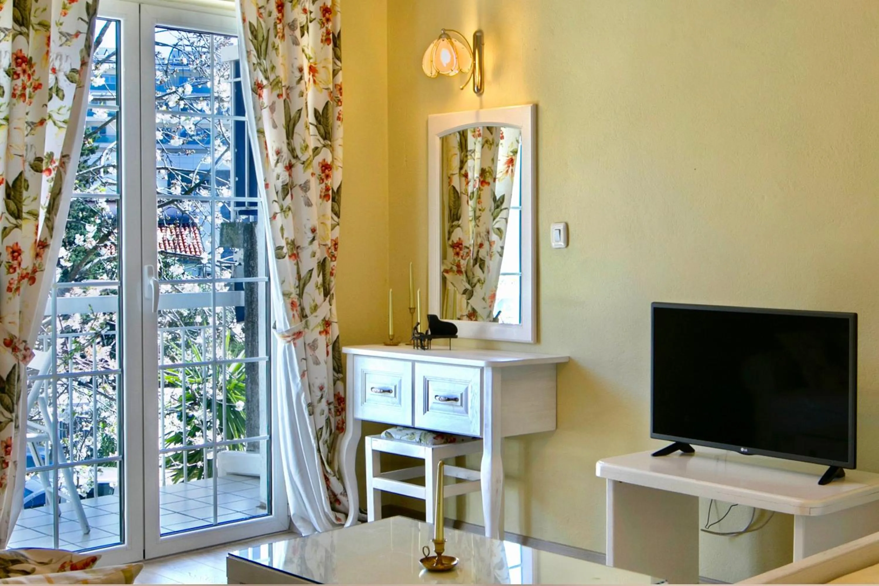 TV and multimedia in Marinero Apartments