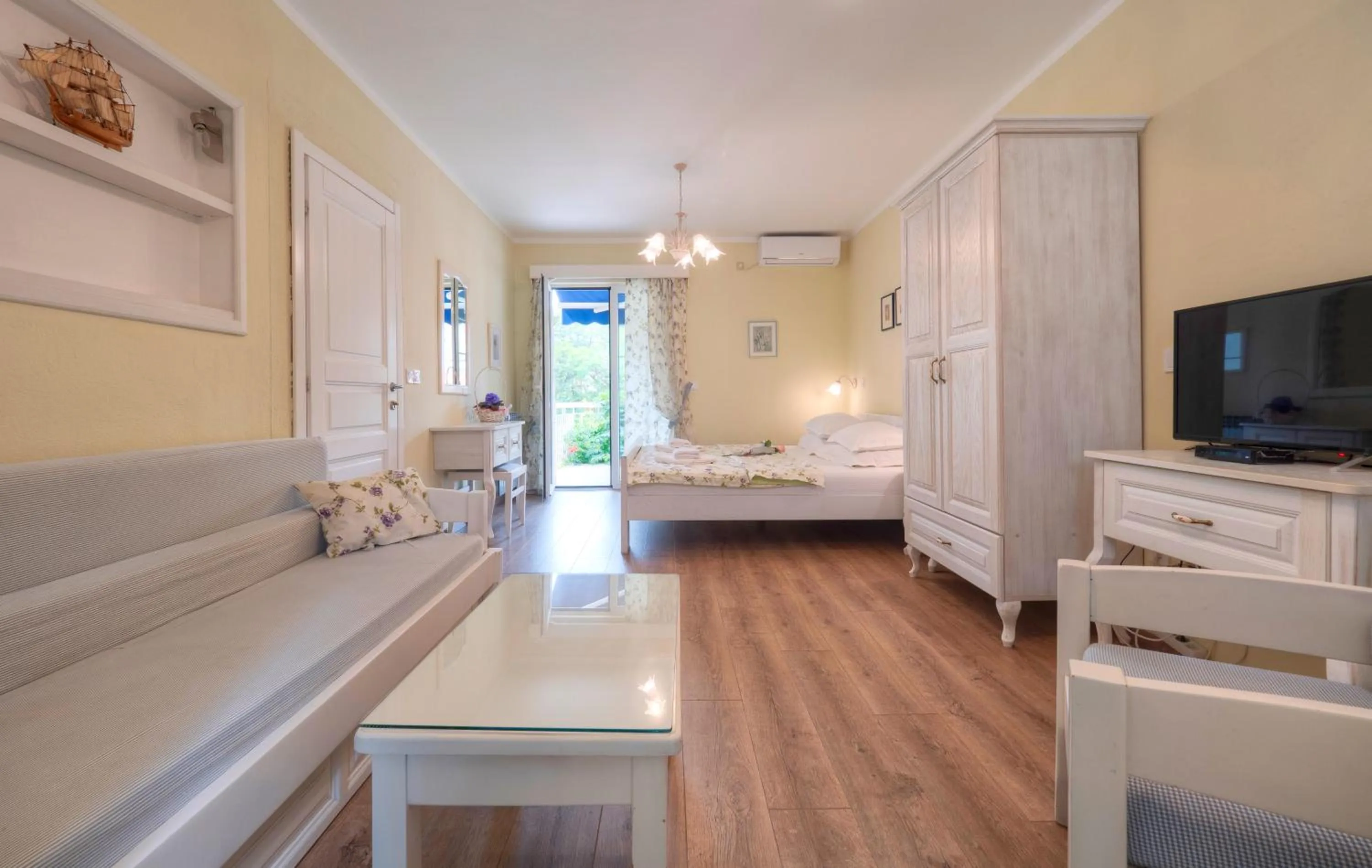 TV and multimedia, Bed in Marinero Apartments