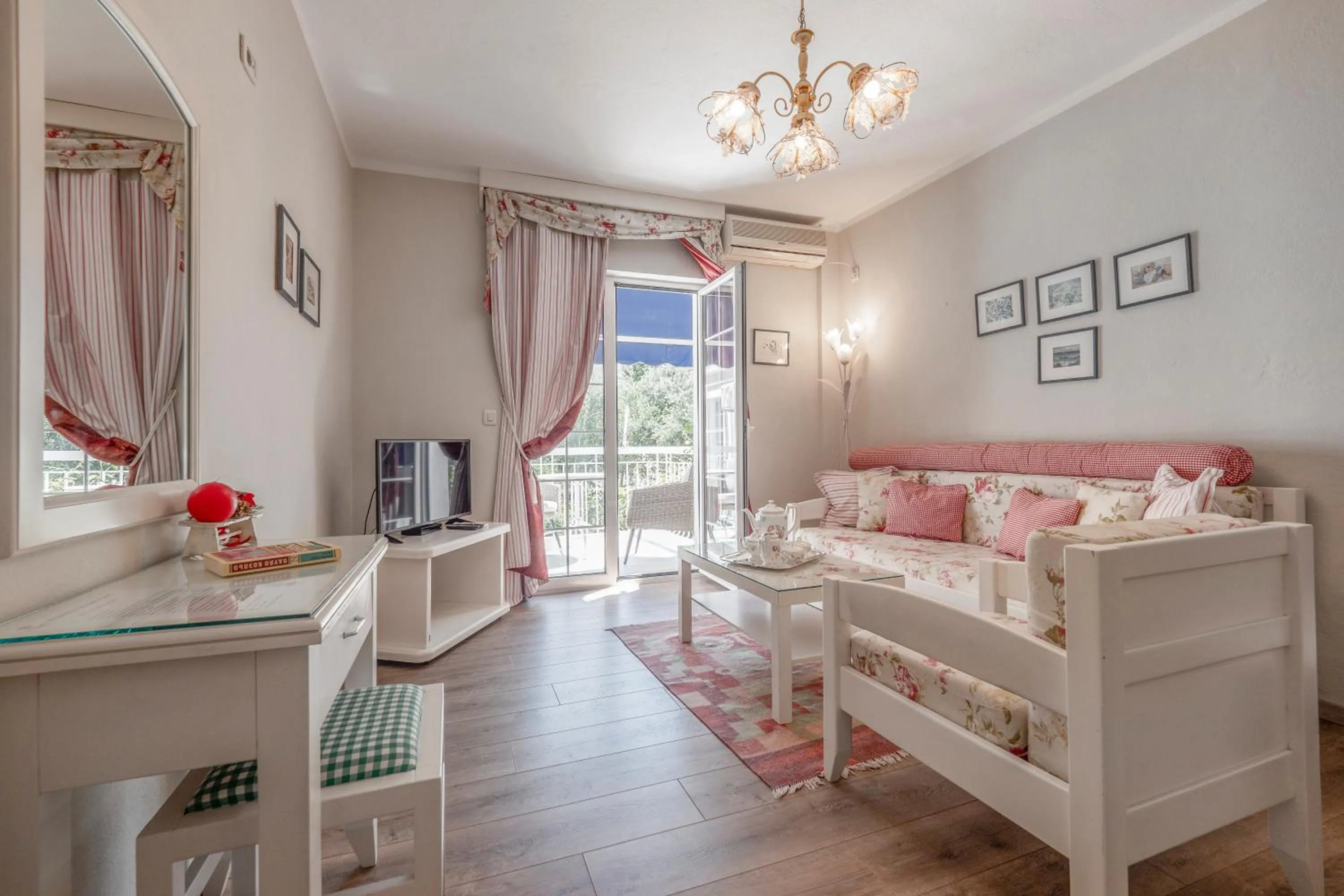 Living room, Bed in Marinero Apartments