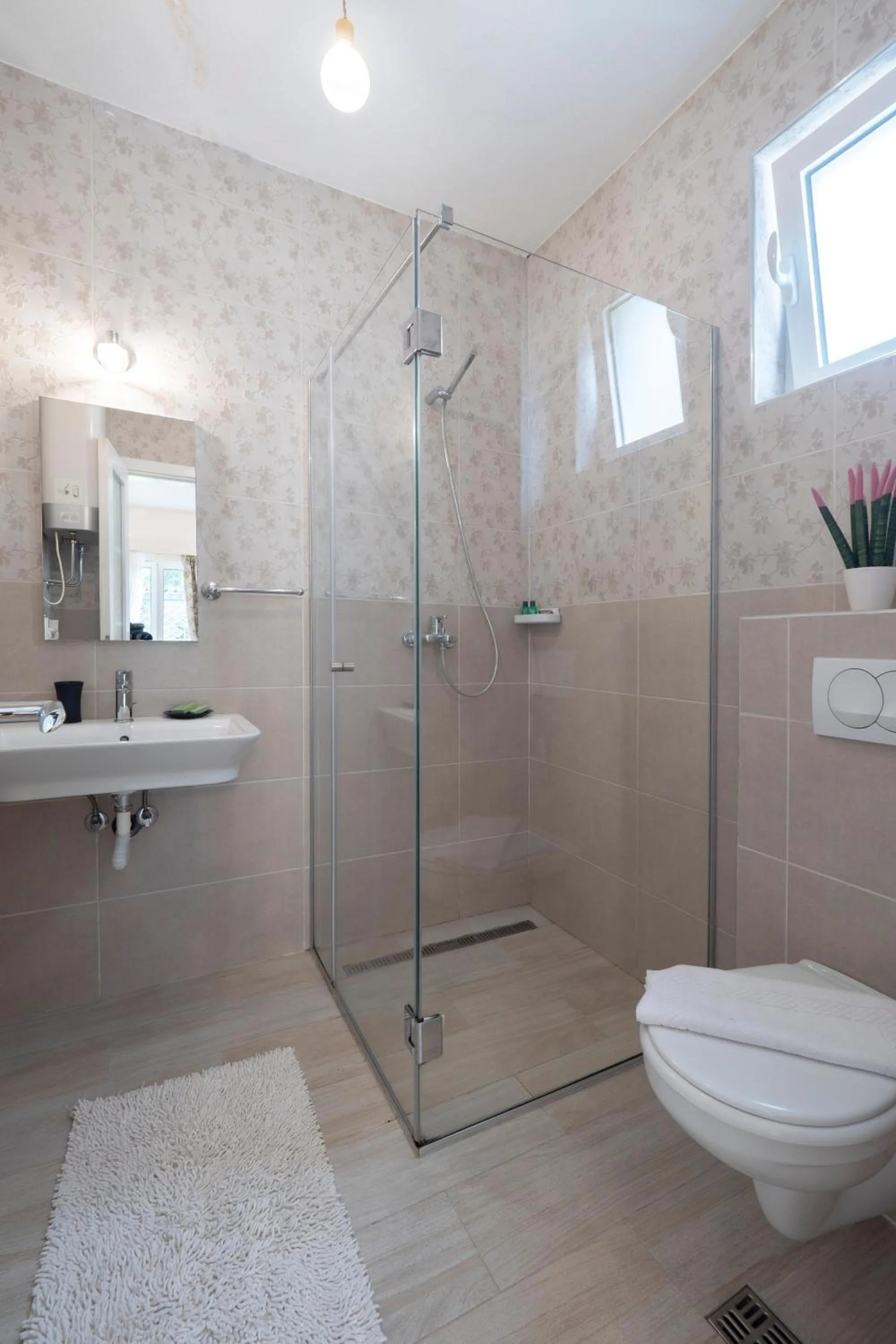 Toilet in Marinero Apartments