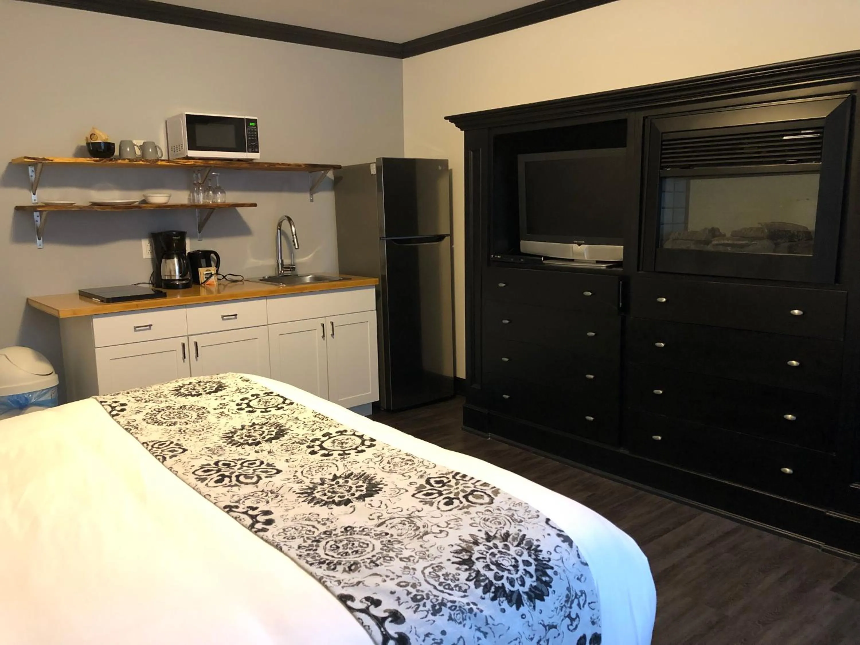 Kitchen or kitchenette, Bed in Monastery Hotel