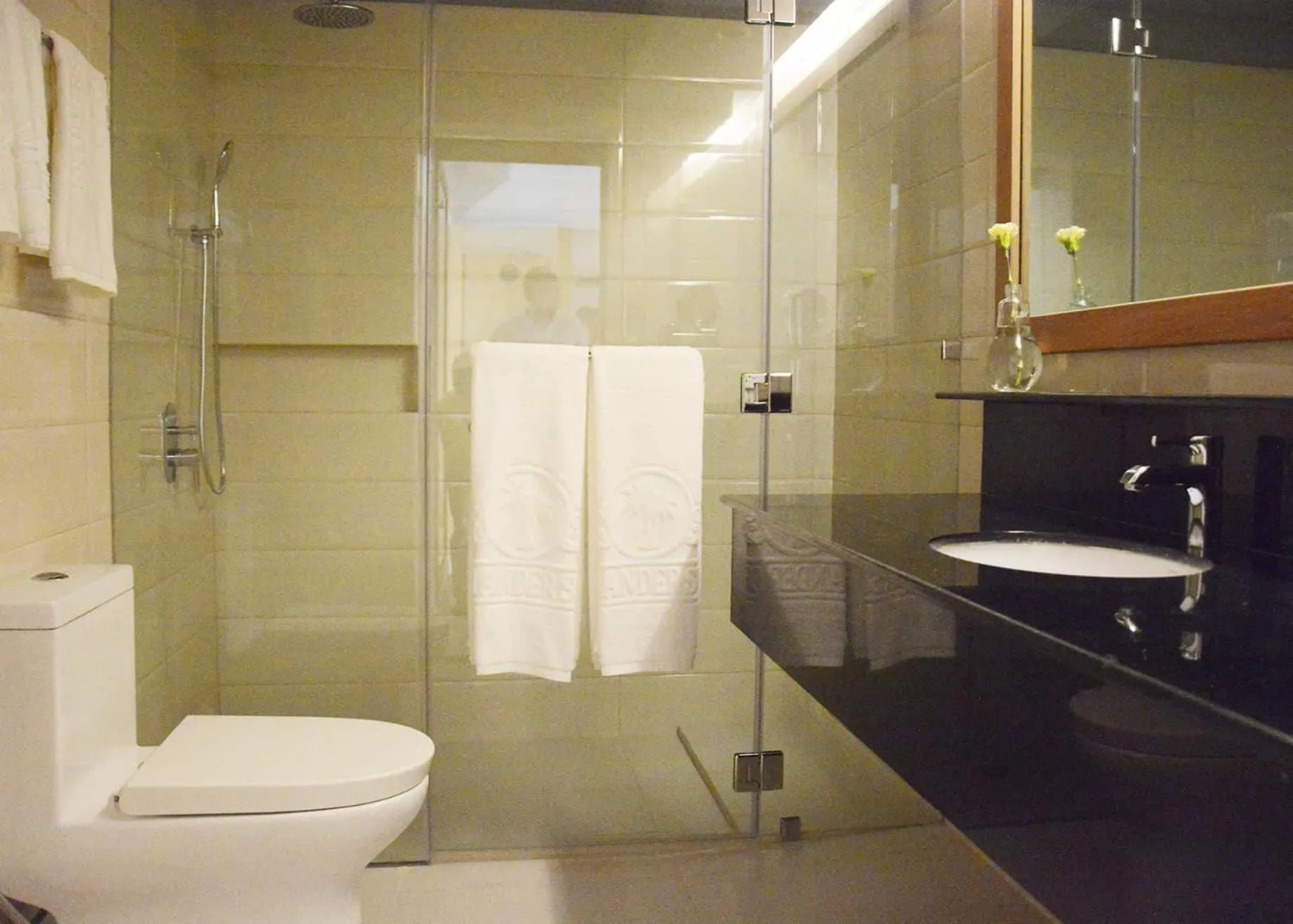 Bathroom in Commander Suites de Boracay