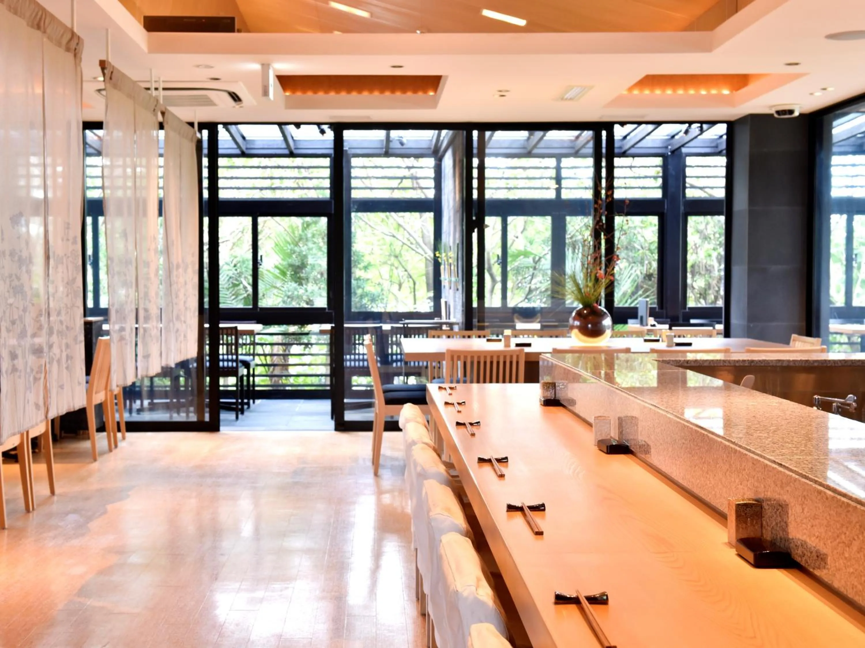 Restaurant/places to eat in Hotel Shigira Mirage