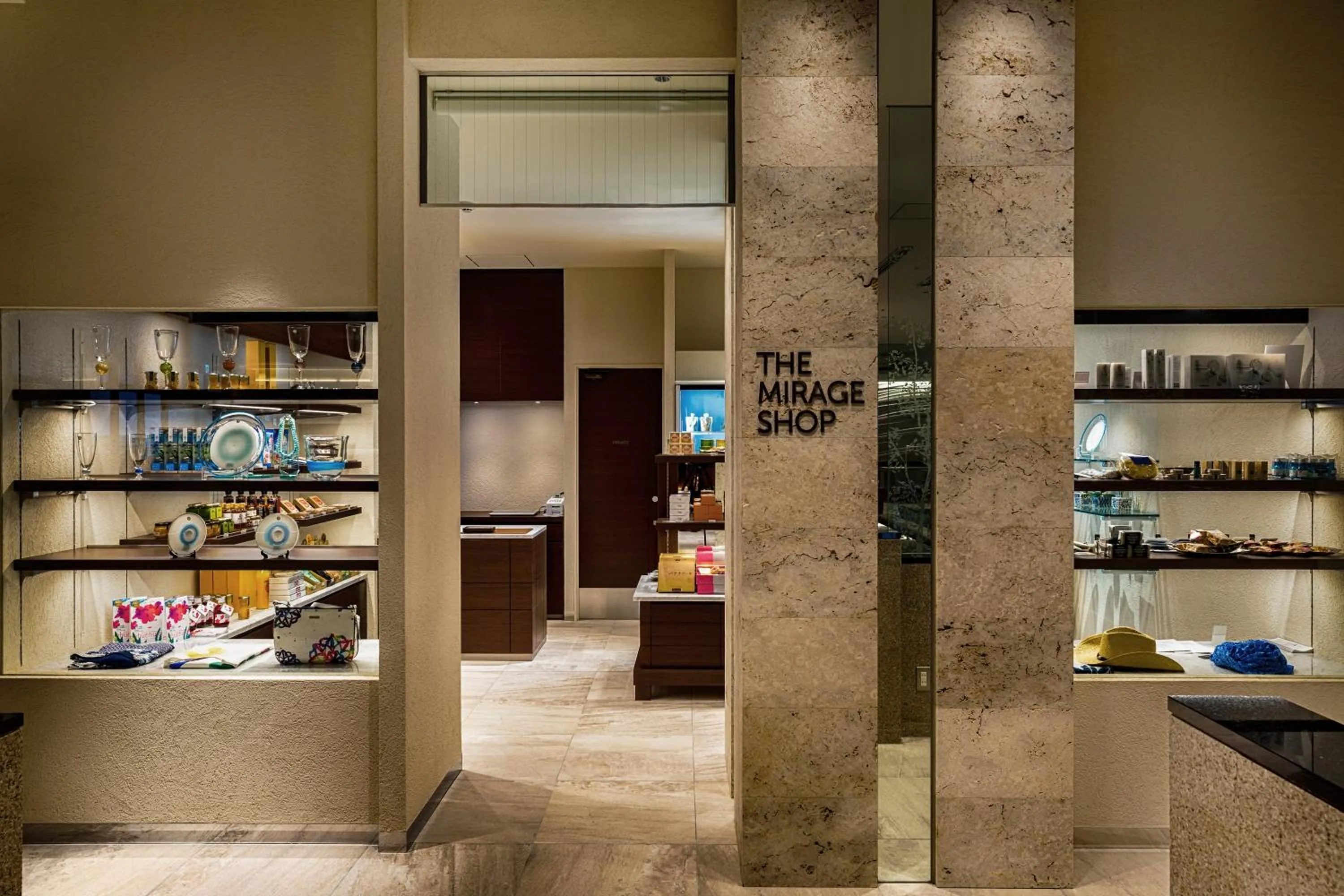 On-site shops in Hotel Shigira Mirage