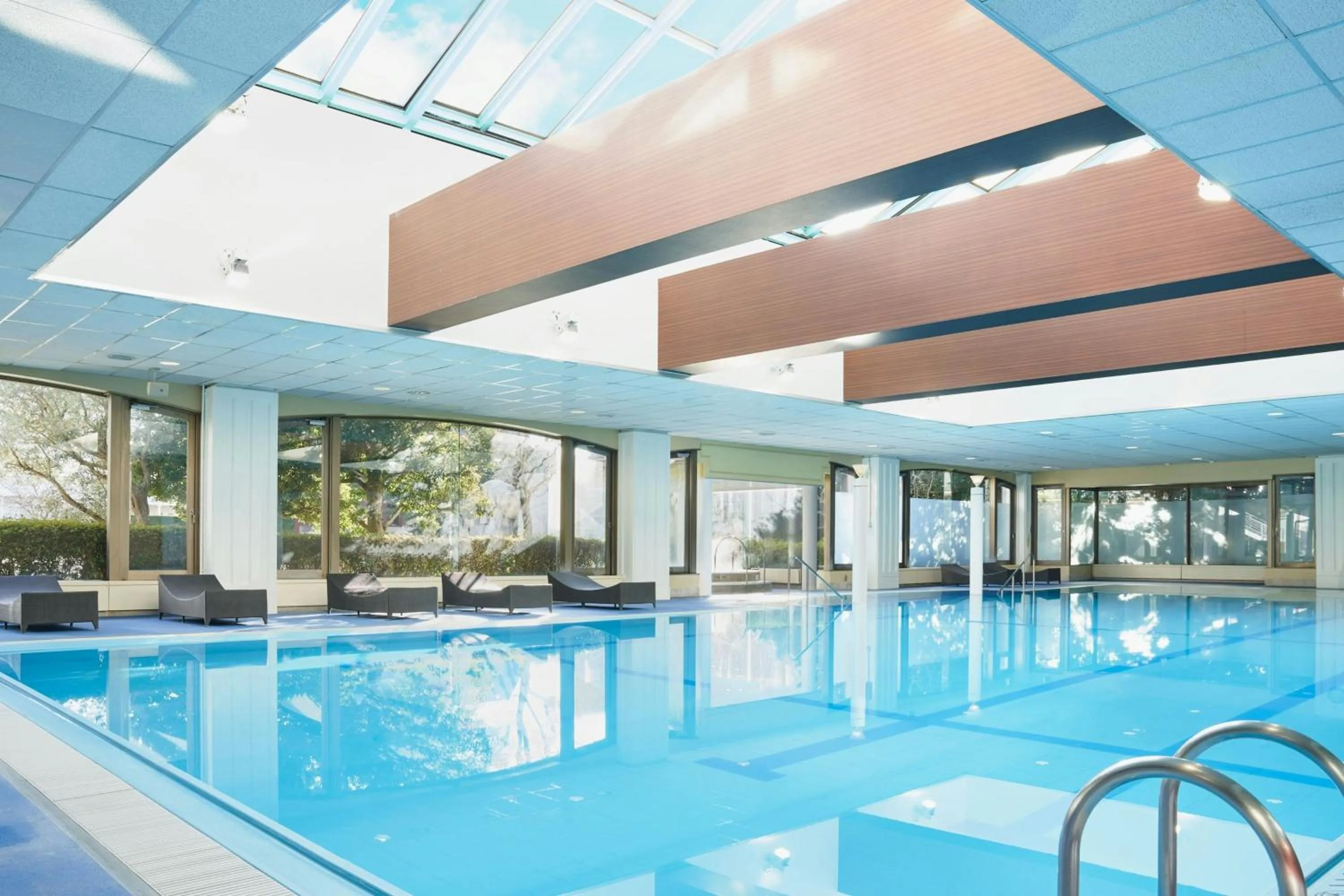 Swimming pool in Sheraton Grande Tokyo Bay Hotel