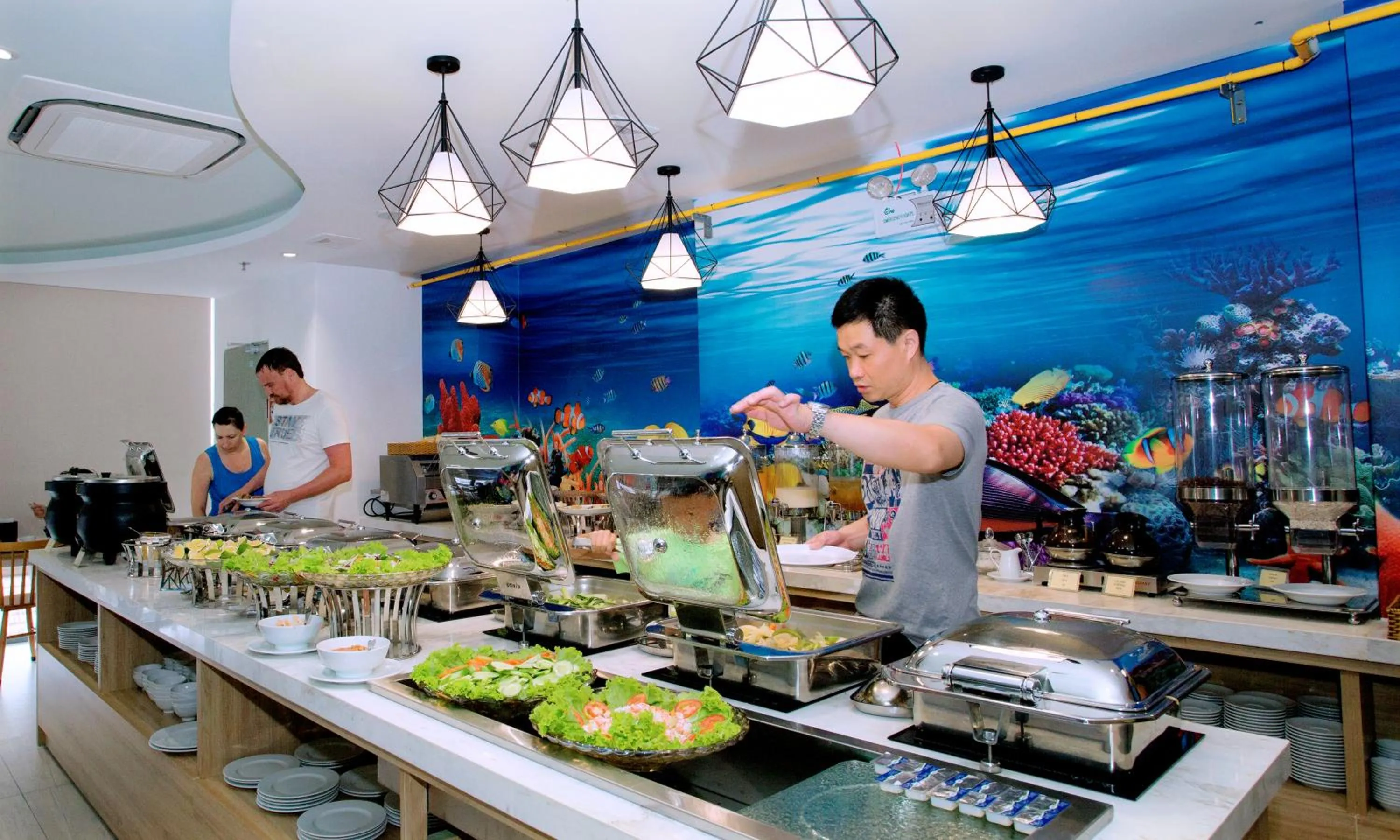 Restaurant/places to eat in Royal HPM Hotel