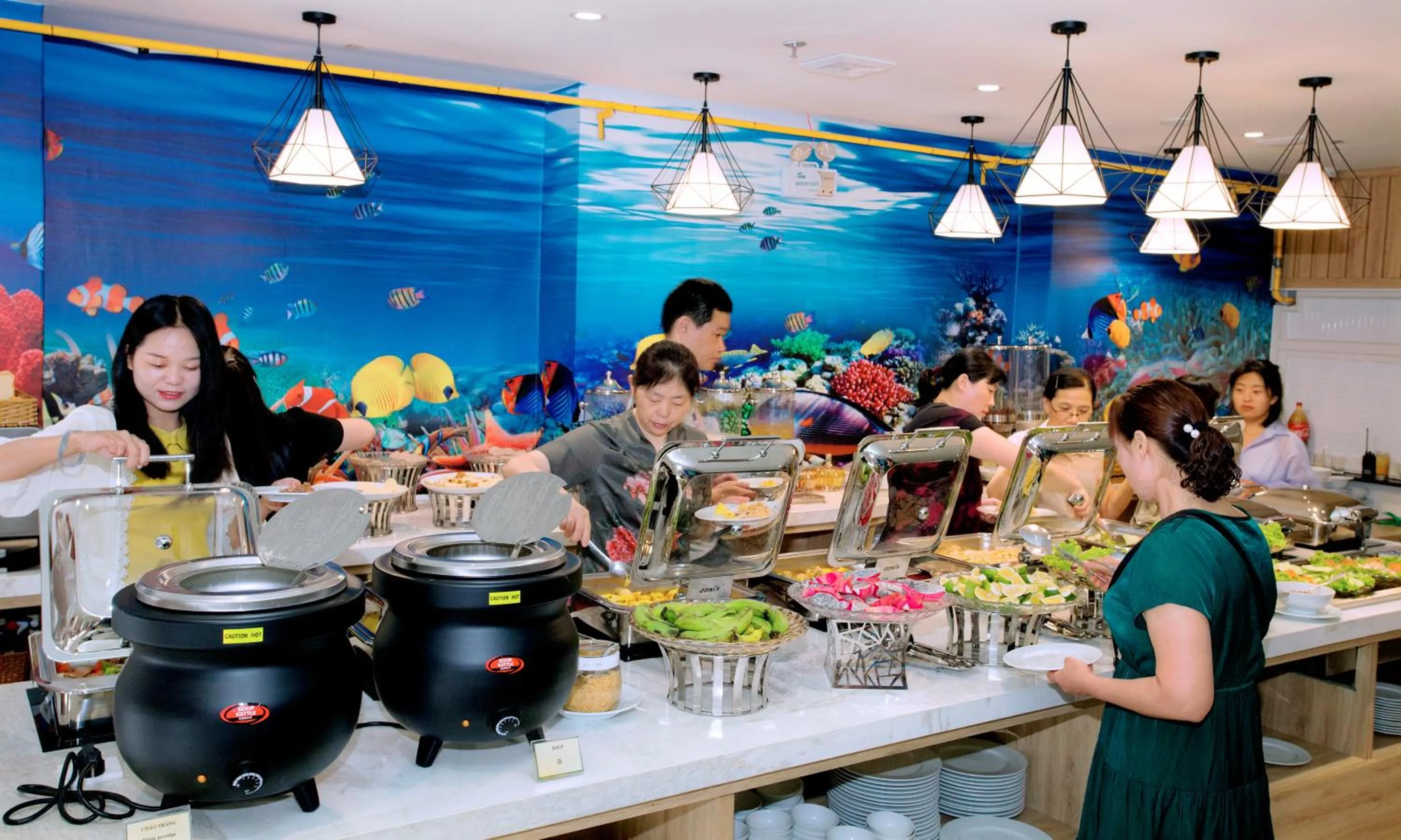 Restaurant/places to eat in Royal HPM Hotel