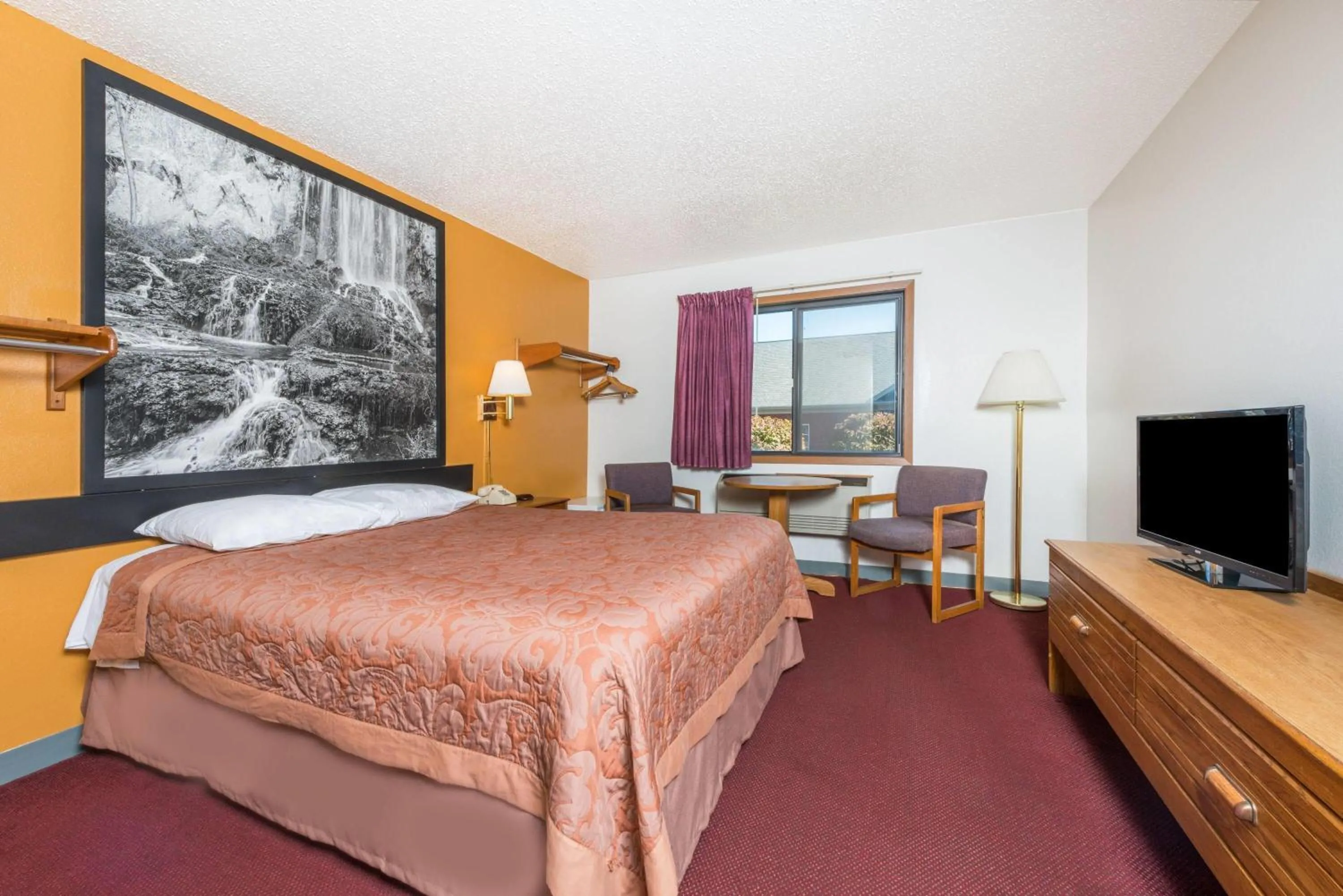 Photo of the whole room, Bed in Super 8 by Wyndham Front Royal Near Shenandoah National Park