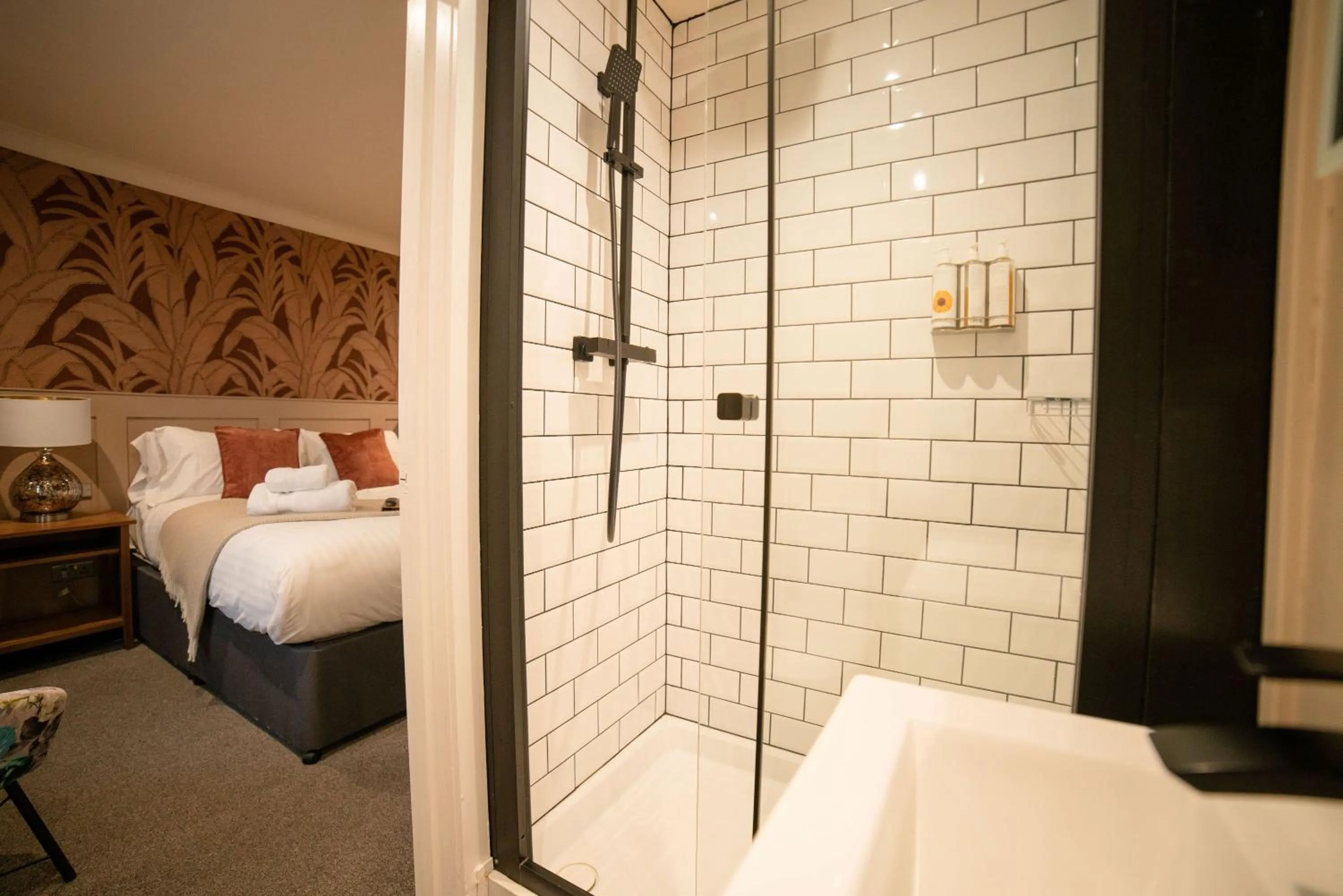 Bathroom, Bed in Harper's Steakhouse with Rooms, Southampton Swanwick Marina