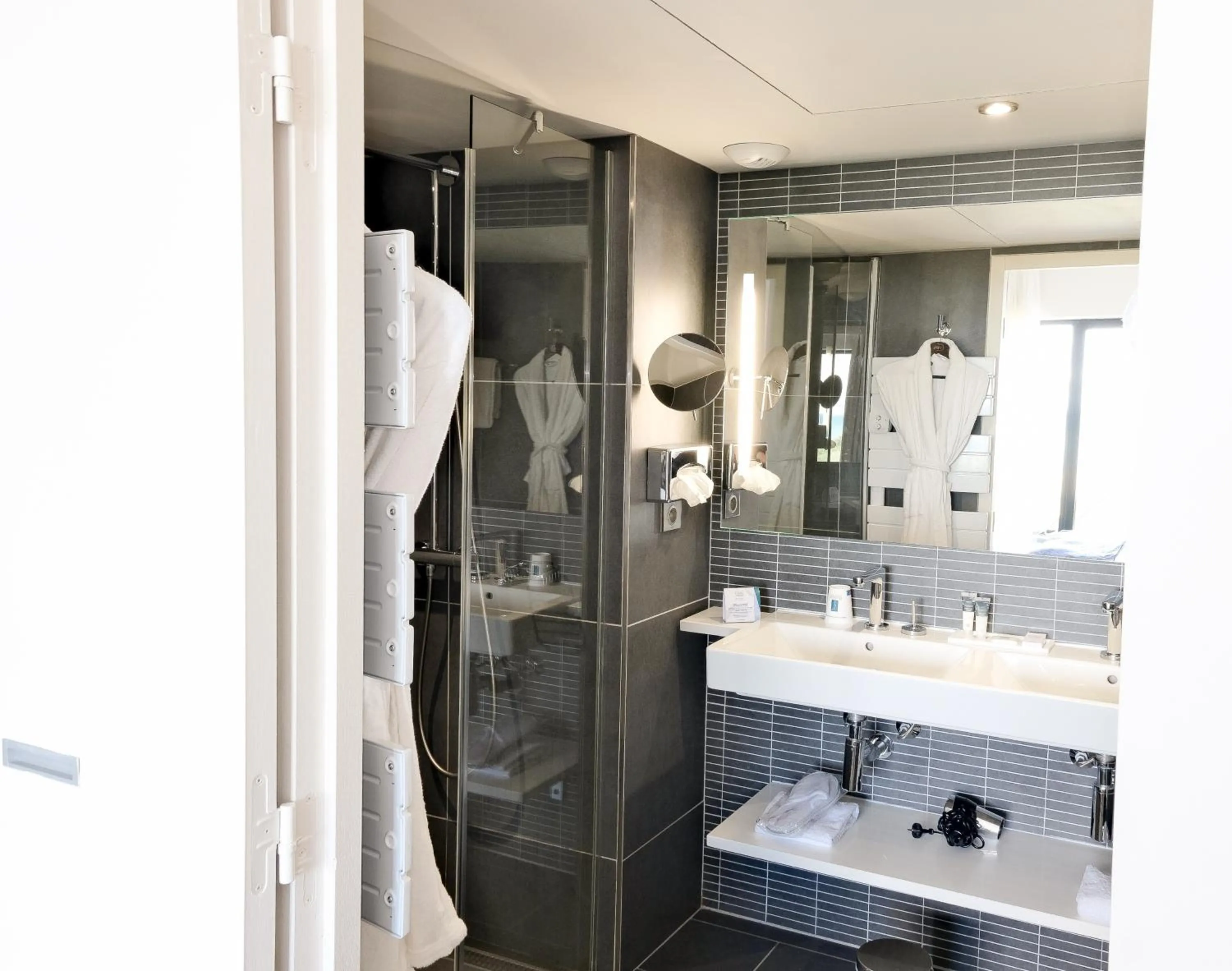 Bathroom in Thalazur Cabourg - Hôtel & Spa