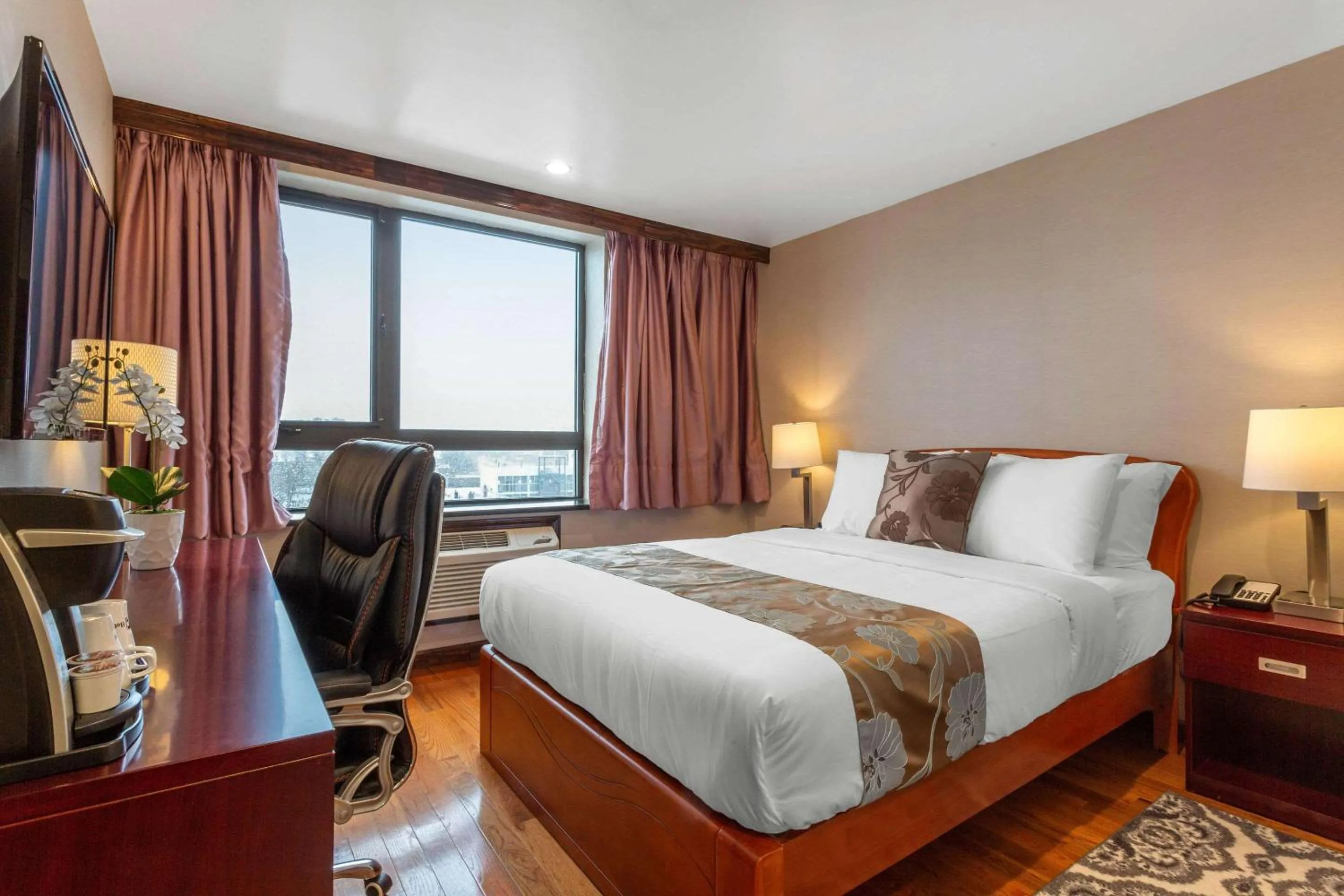 Photo of the whole room, Bed in The L Hotel