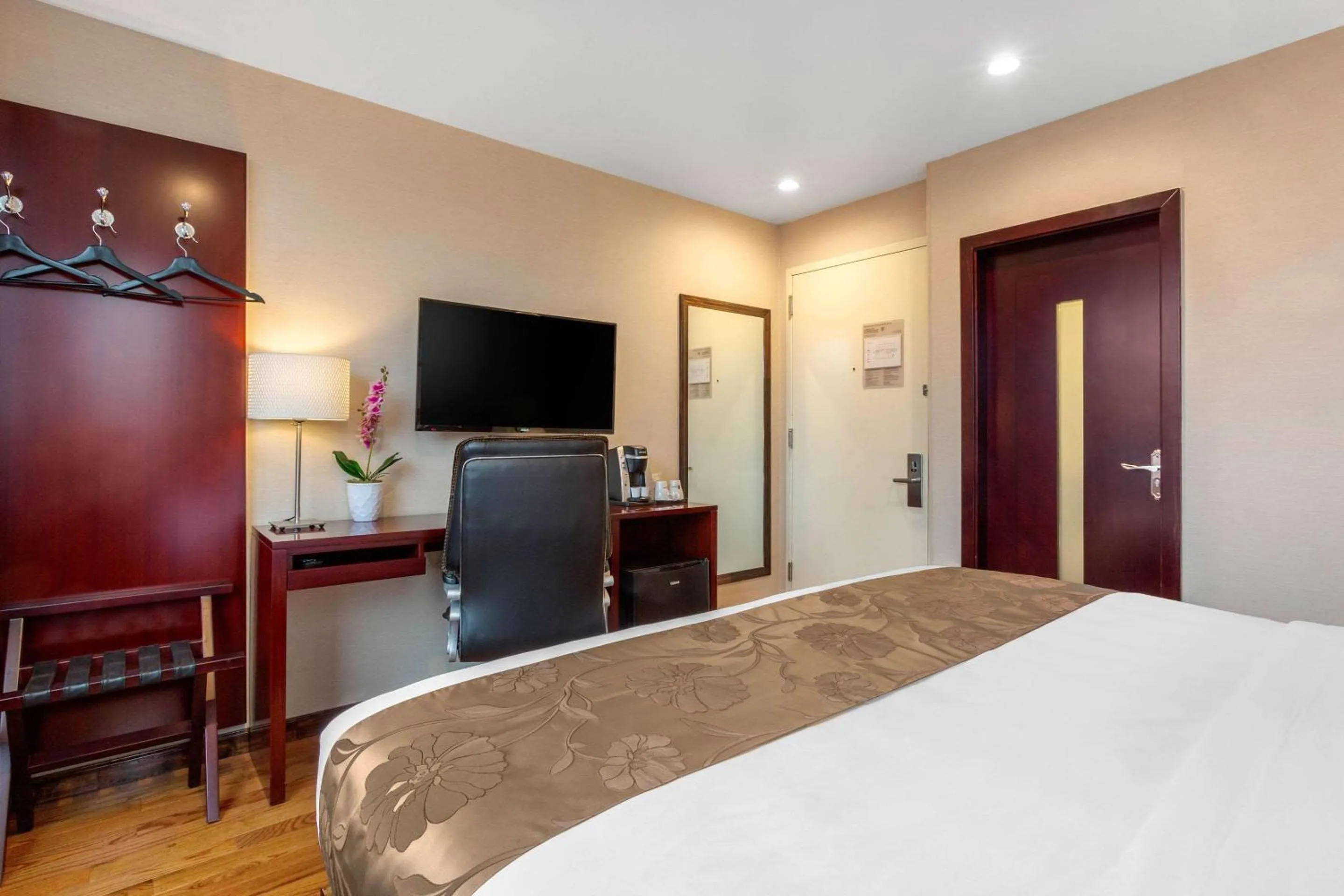 Photo of the whole room, Bed in The L Hotel