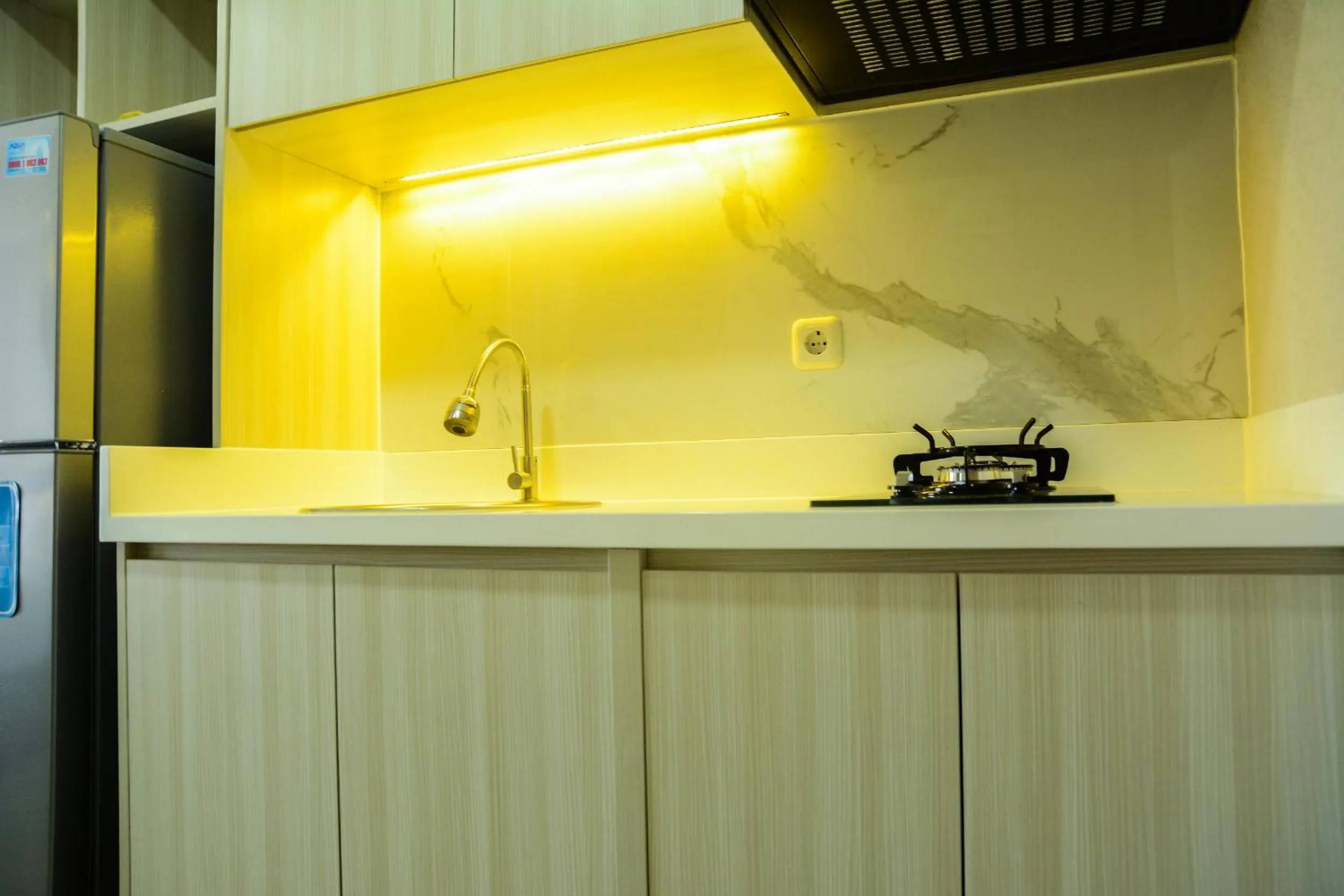 Kitchen or kitchenette in Sophisticated Studio at The Oasis Apartment By Travelio