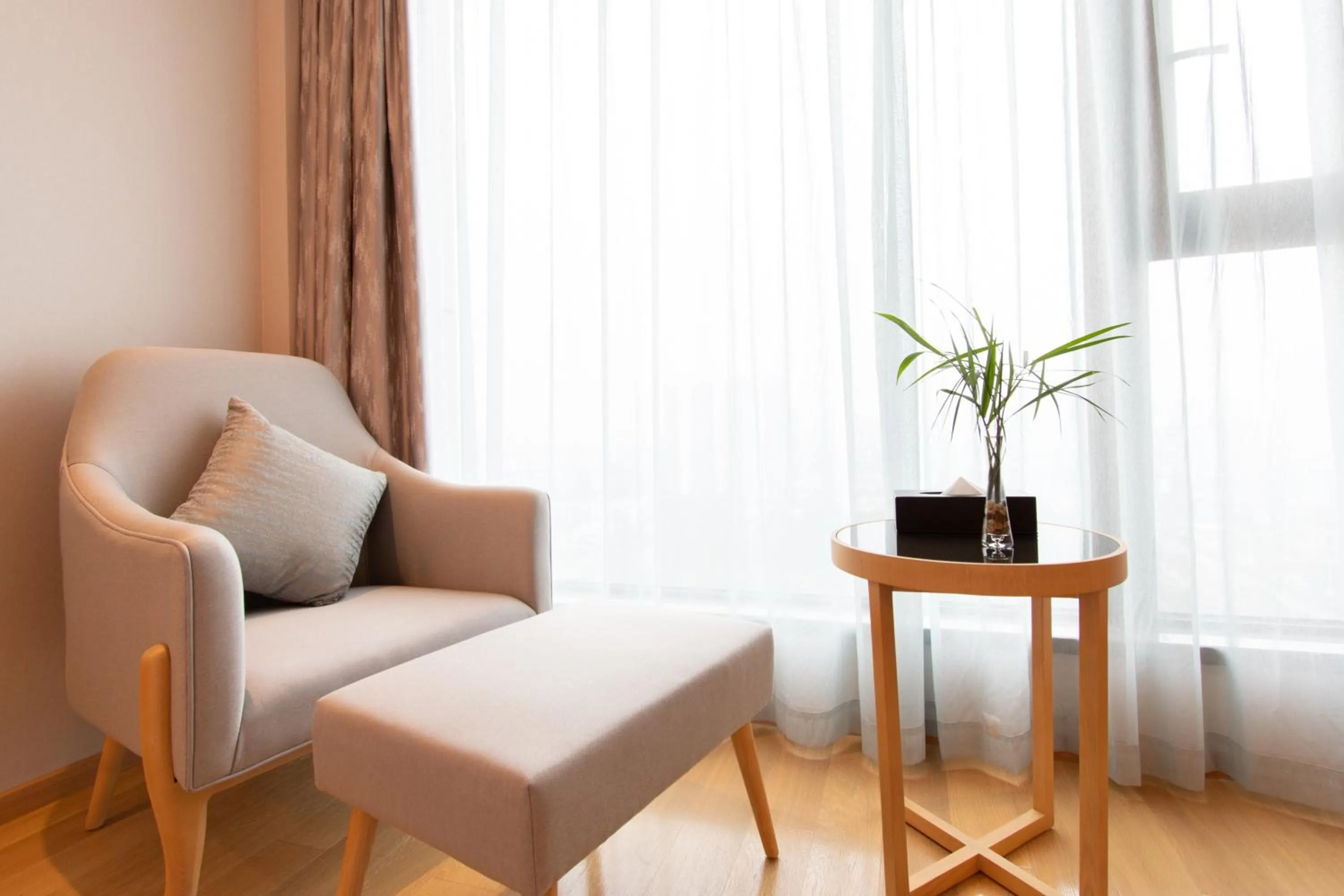 Seating area in Ramada Plaza Wyndham Wenzhou Cangnan