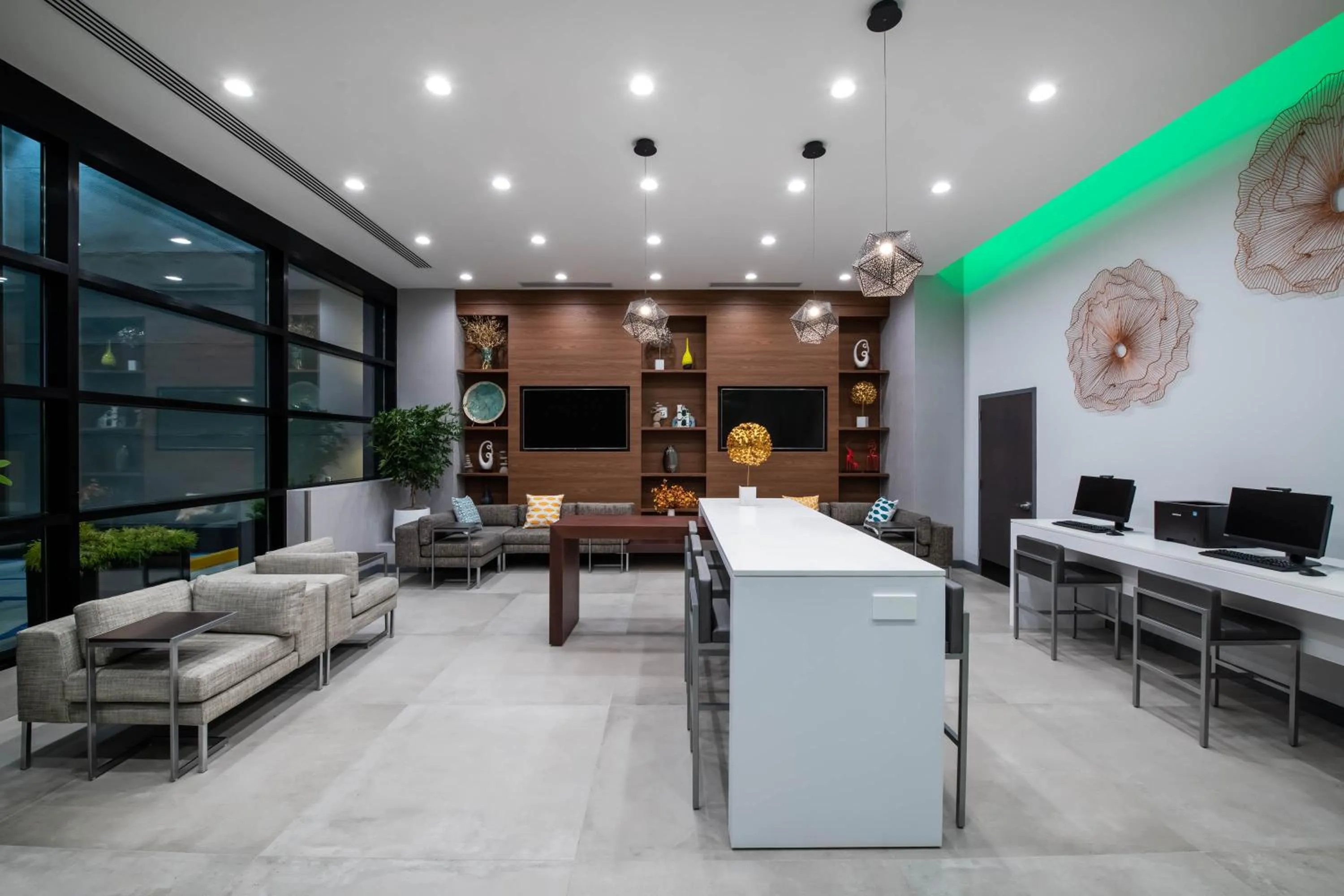 Communal lounge/ TV room in Wingate by Wyndham Long Island City