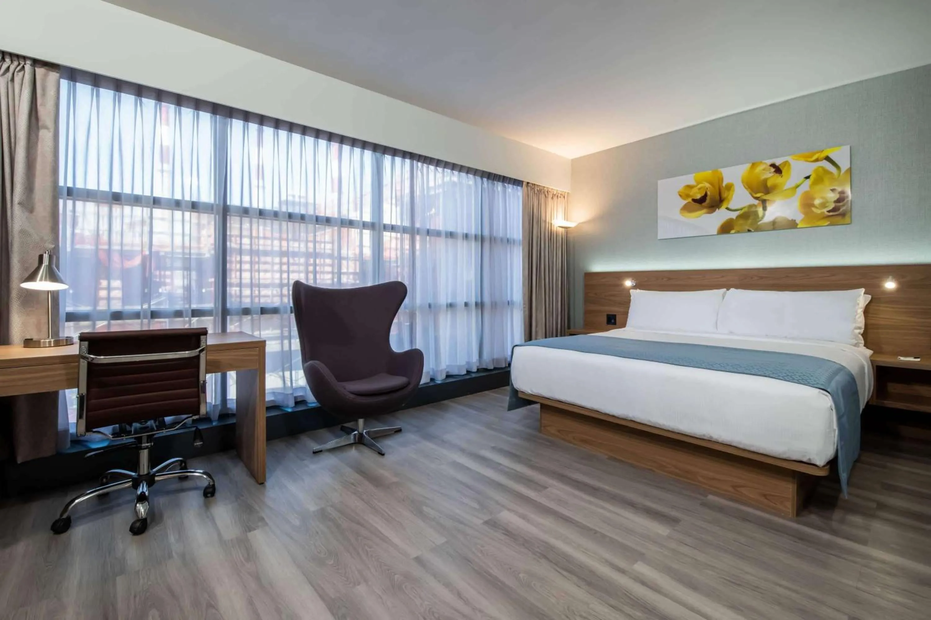Photo of the whole room, Bed in Wingate by Wyndham Long Island City