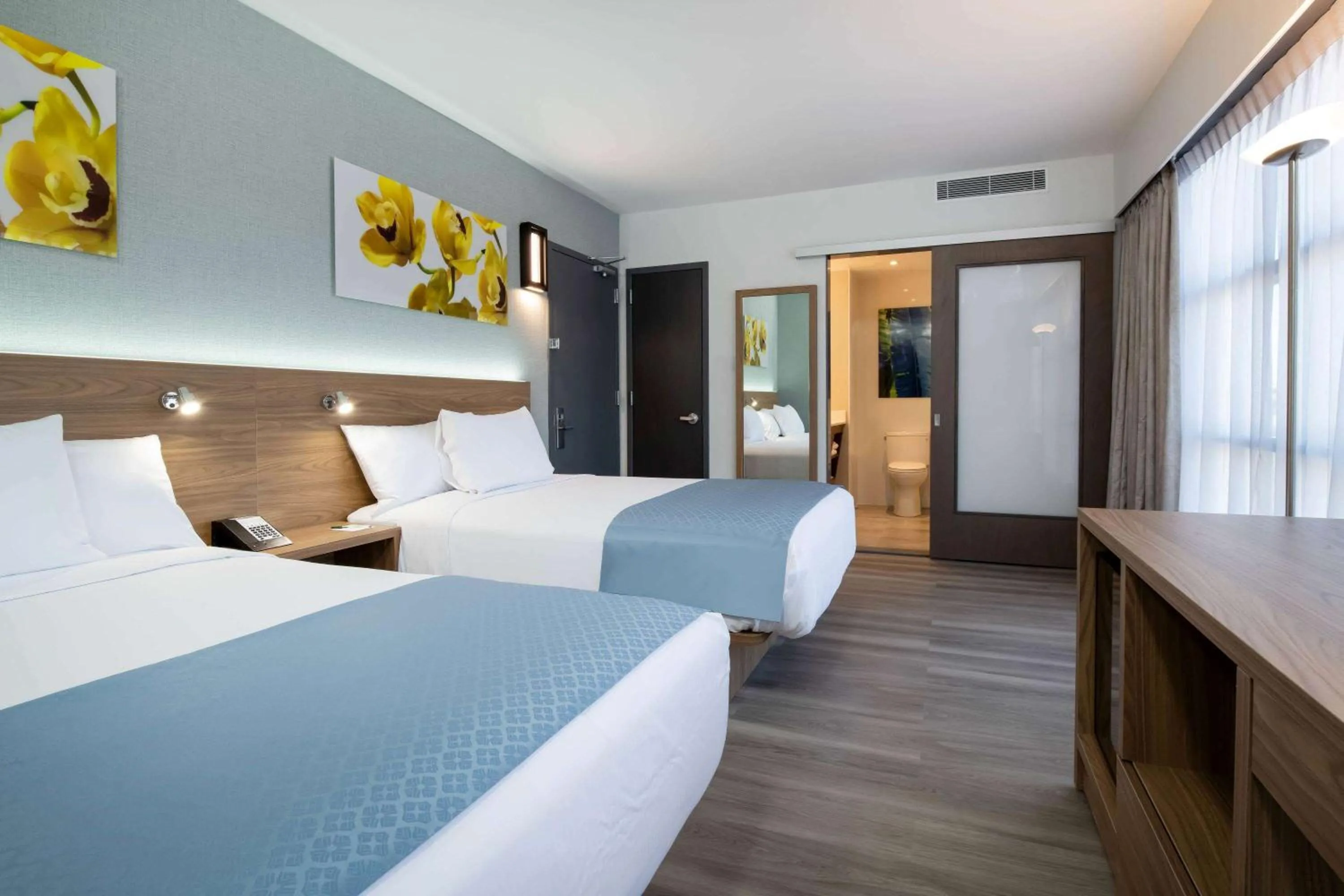 Photo of the whole room, Bed in Wingate by Wyndham Long Island City