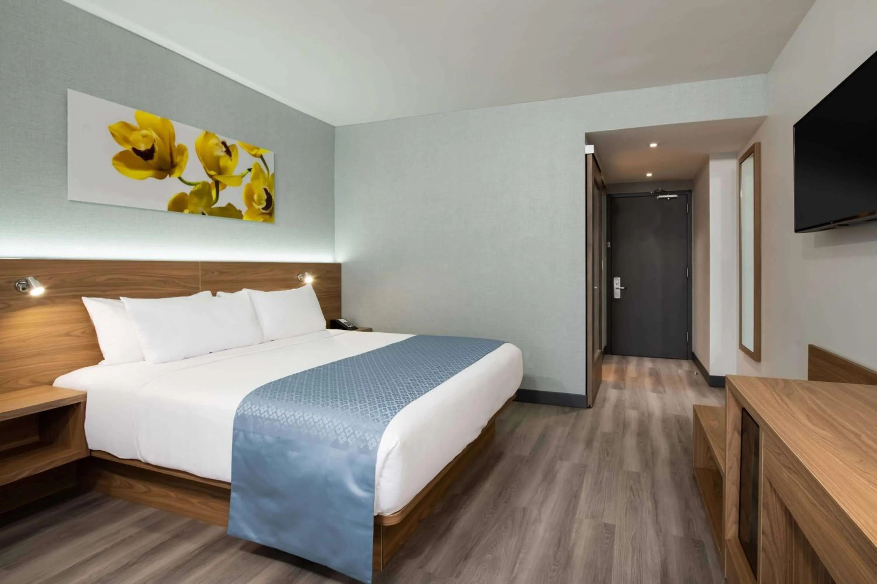 Photo of the whole room, Bed in Wingate by Wyndham Long Island City