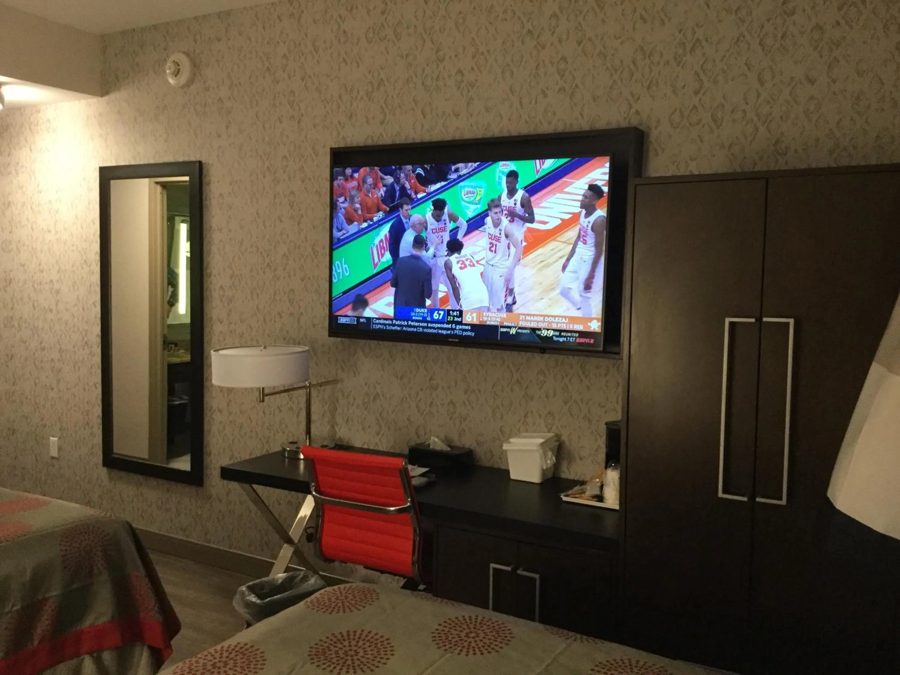 Coffee/tea facilities, TV/Entertainment Center in Ramada by Wyndham Bronx Terminal