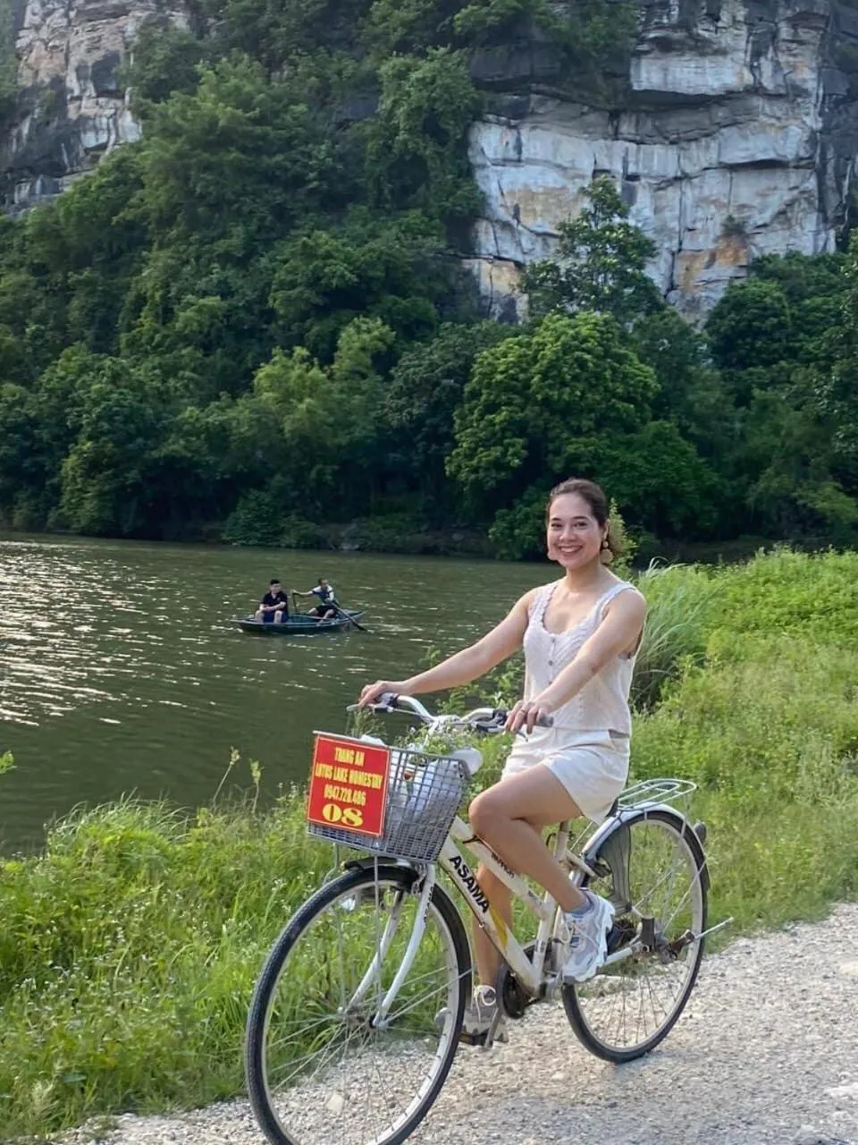 People in Trang An Lotus Lake Homestay